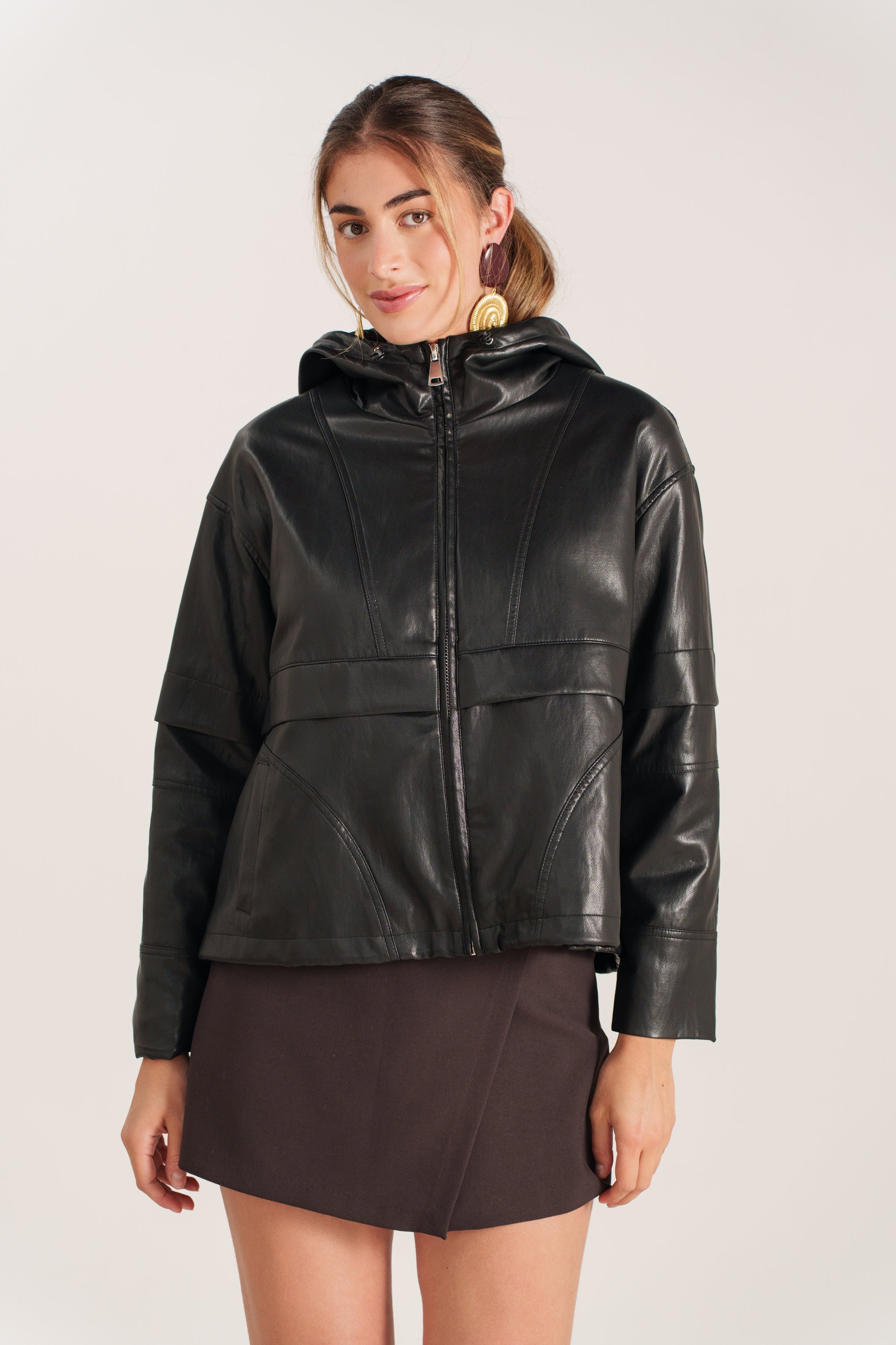 MARCELINE blouson court similicuir capuche zippé lien serrage noir femme - Escandelle Paris (silhouette entière)
#couleur_noir