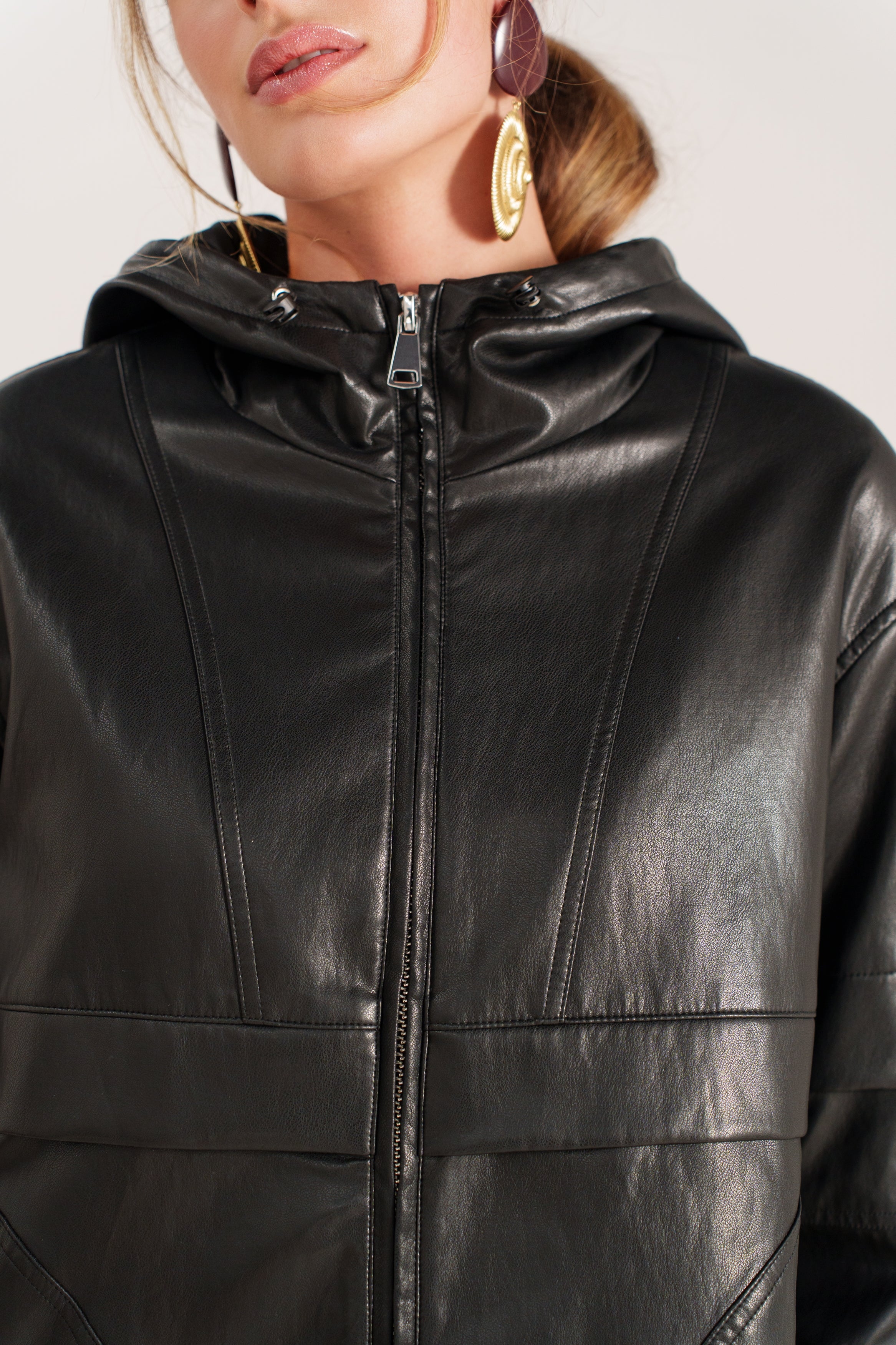 MARCELINE blouson court similicuir capuche zippé lien serrage noir femme - Escandelle Paris (gros plan détails matière)
#couleur_noir