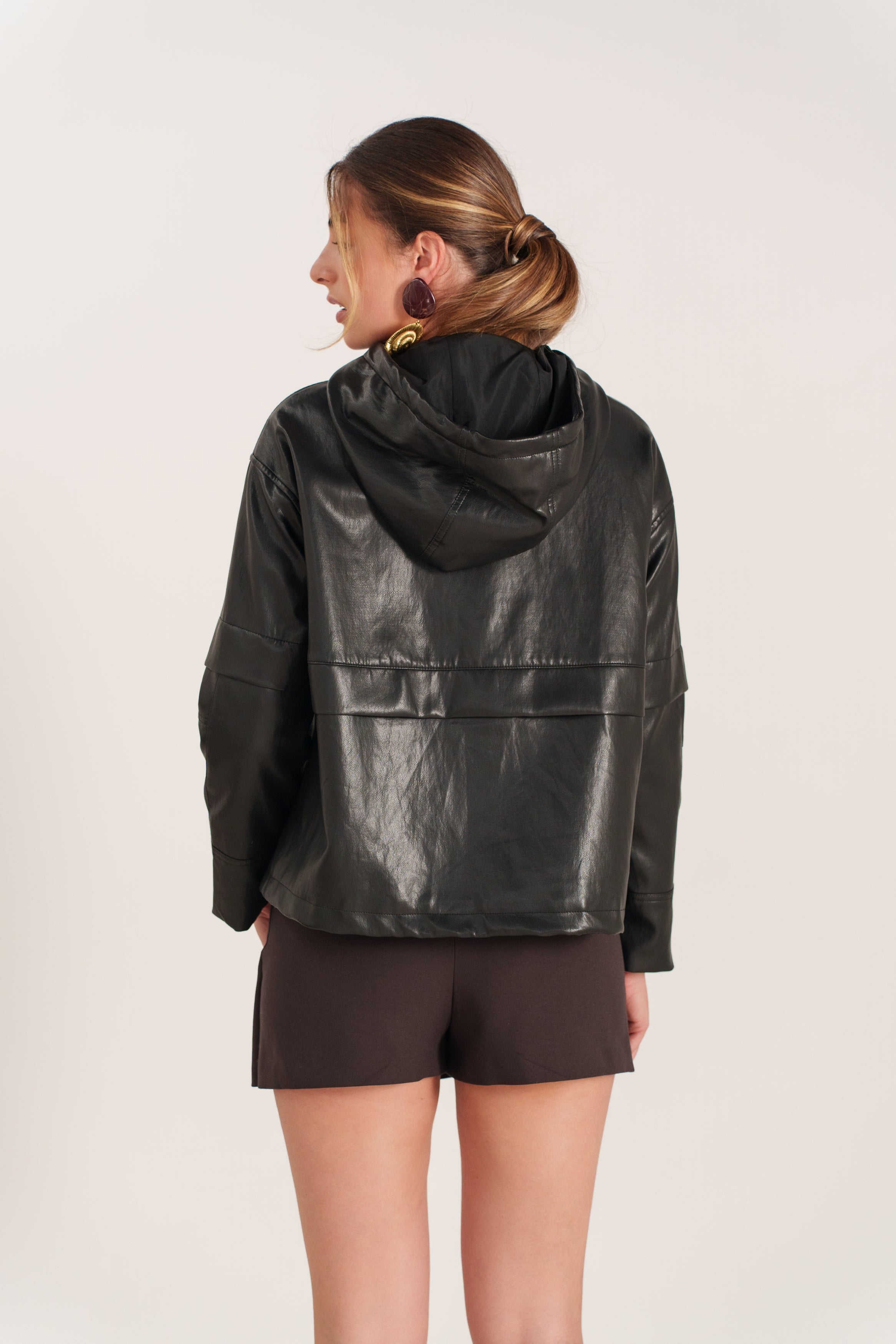 MARCELINE blouson court similicuir capuche zippé lien serrage noir femme - Escandelle Paris (dos)
#couleur_noir