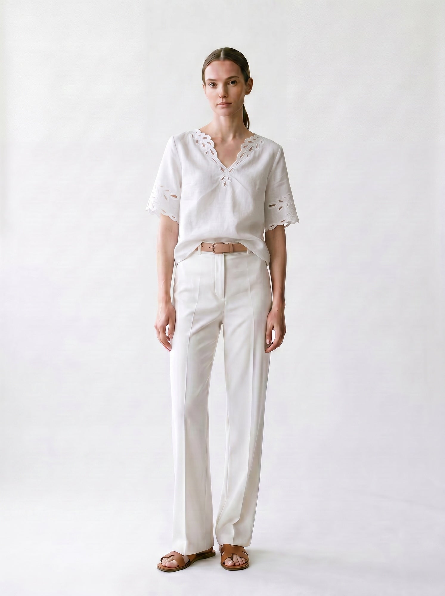 Blouse col V - Broderie anglaise - Manches courtes - EscandelleParis - Blanc - Devant
#couleur_blanc