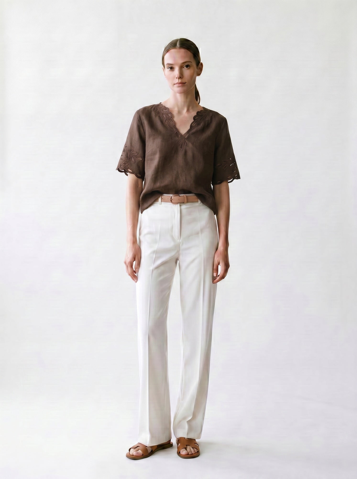 Blouse col V - Broderie anglaise - Manches courtes - EscandelleParis - Choco - Devant
#couleur_choco