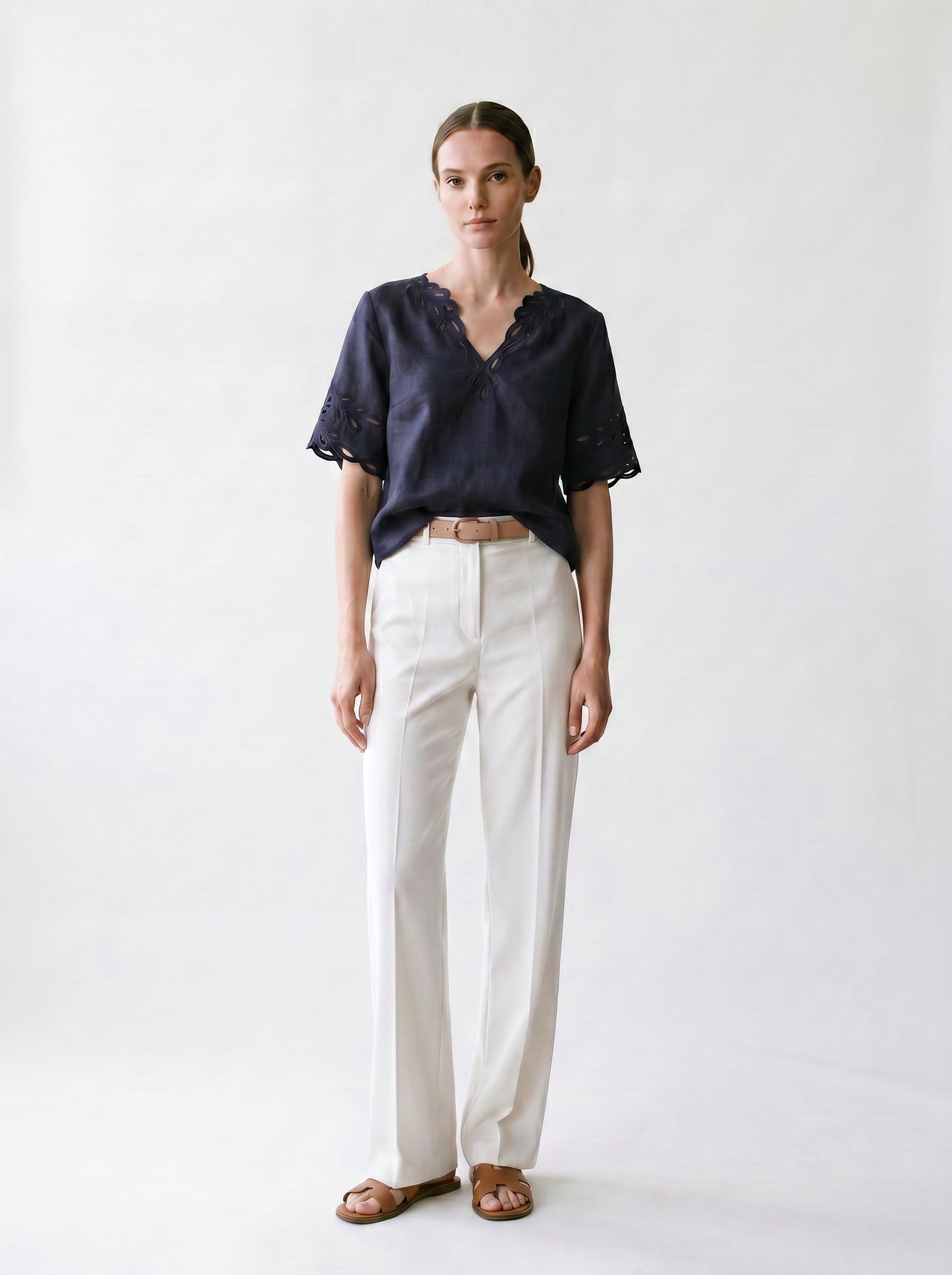 Blouse col V - Broderie anglaise - Manches courtes - EscandelleParis - Marine - Devant
#couleur_marine