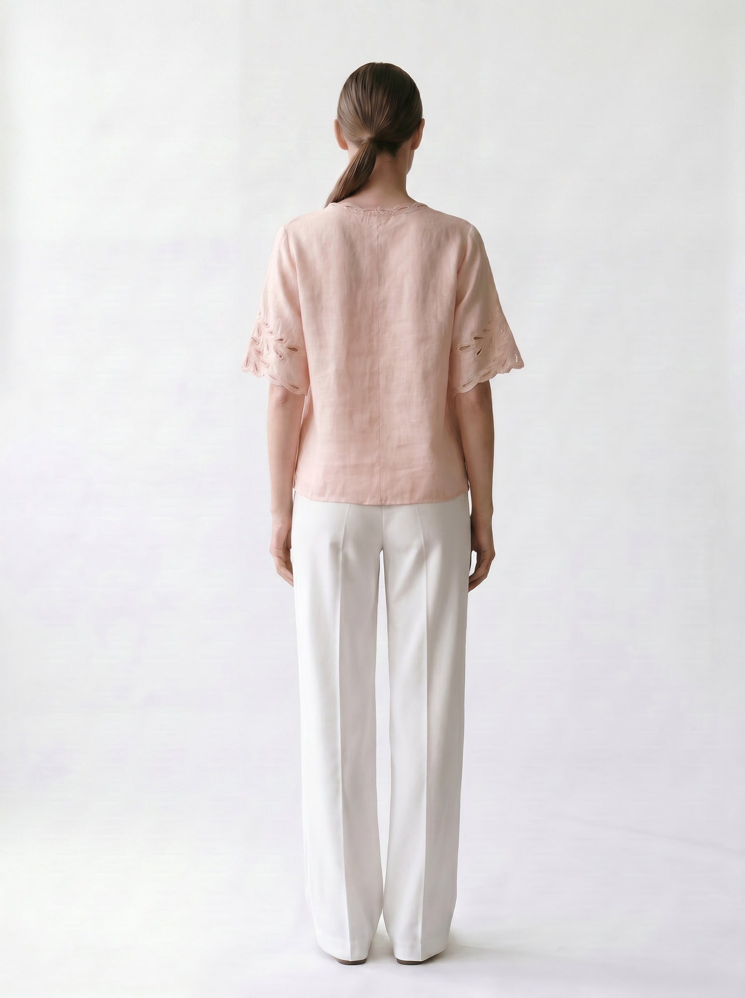 Blouse col V - Broderie anglaise - Manches courtes - EscandelleParis - Rose - Devant
#couleur_rose