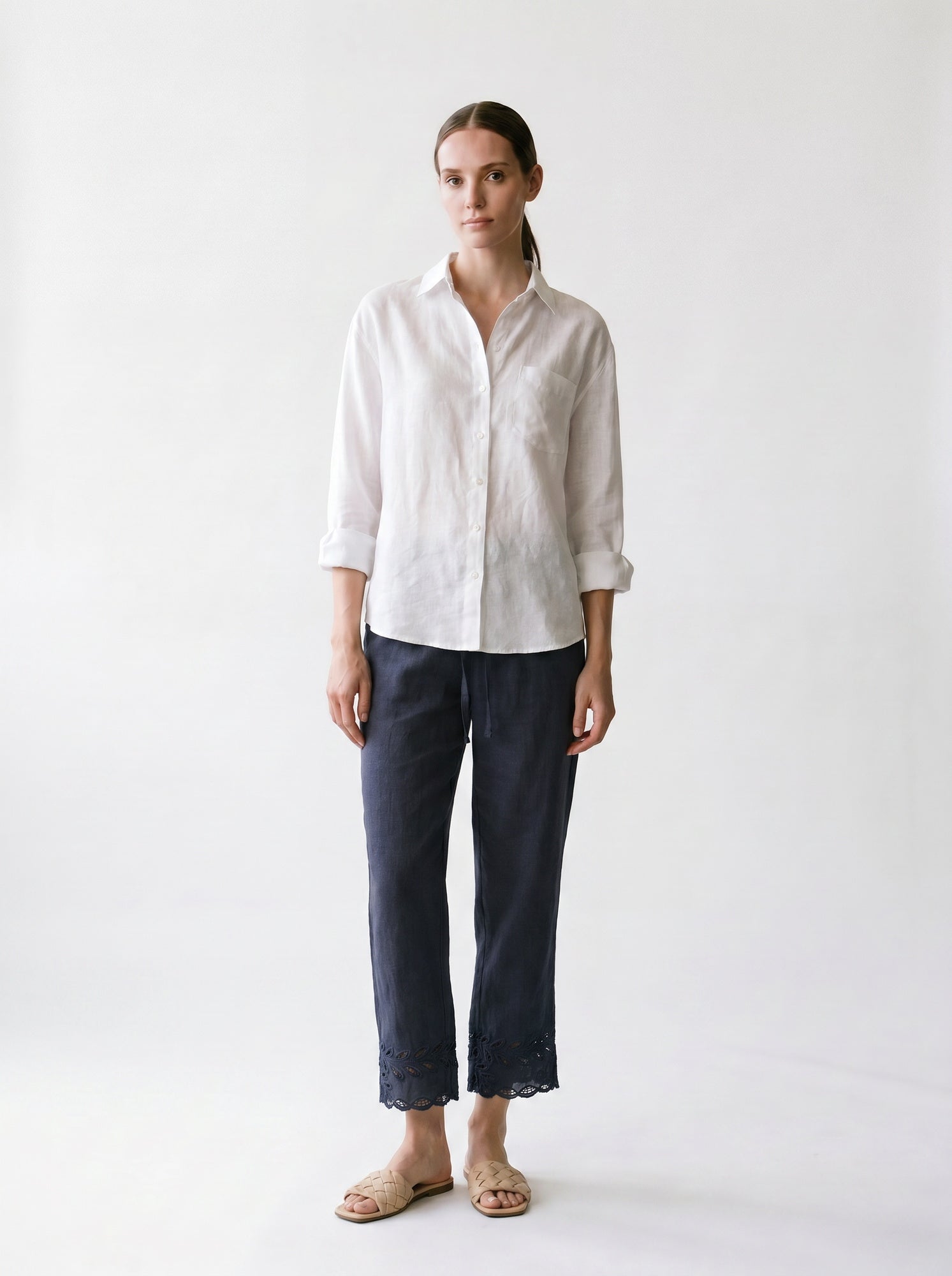 Pantalon droit - Broderie anglaise - Lacets et élastique à la taille - poches - EscandelleParis - Marine - Devant
#couleur_marine