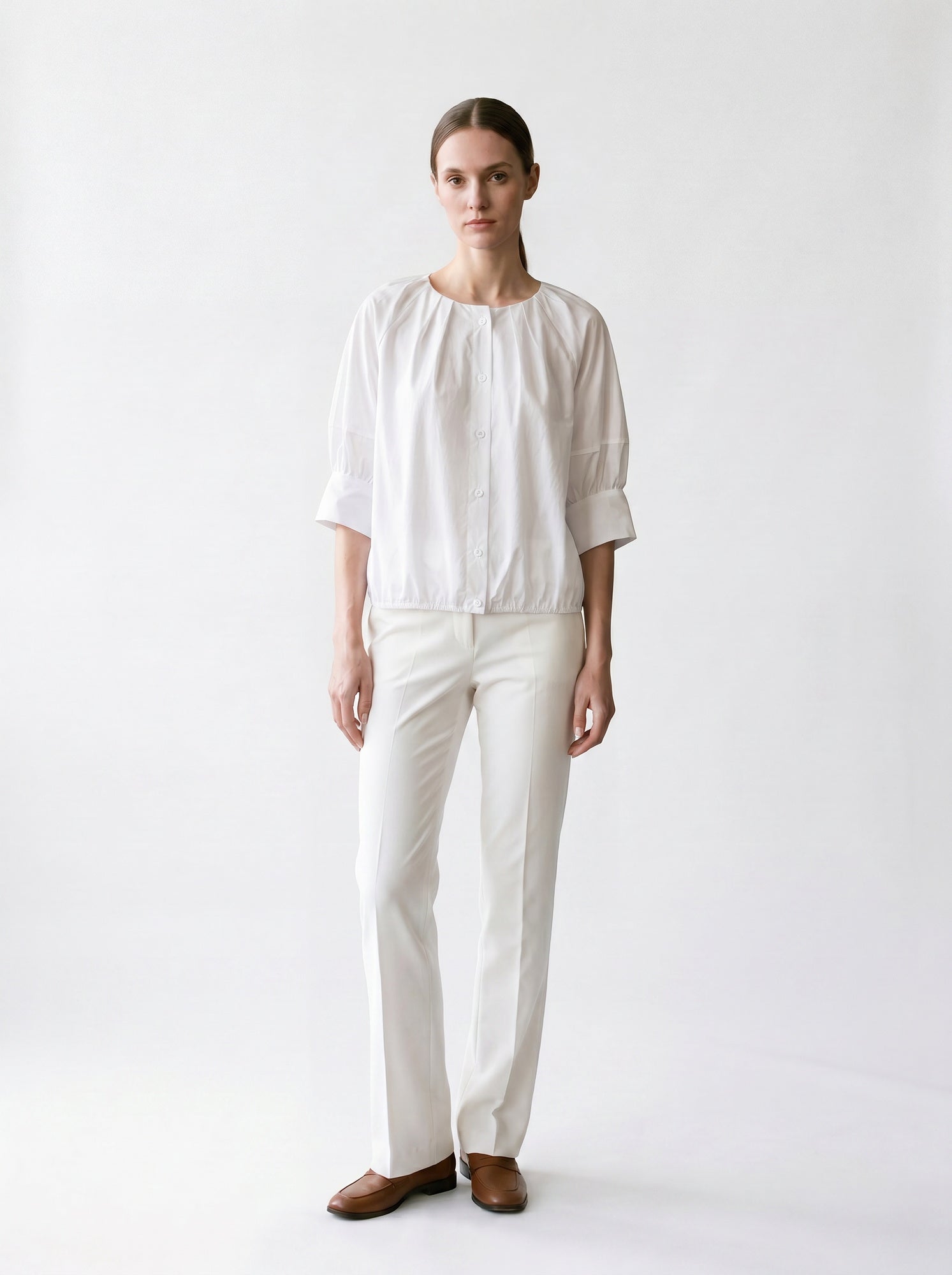 Blouse froncée - Manches 3/4 - Encolure arrondie - Découpes manches - Elastique bas - Boutonnière - EscandelleParis - Blanc- Devant
#couleur_blanc