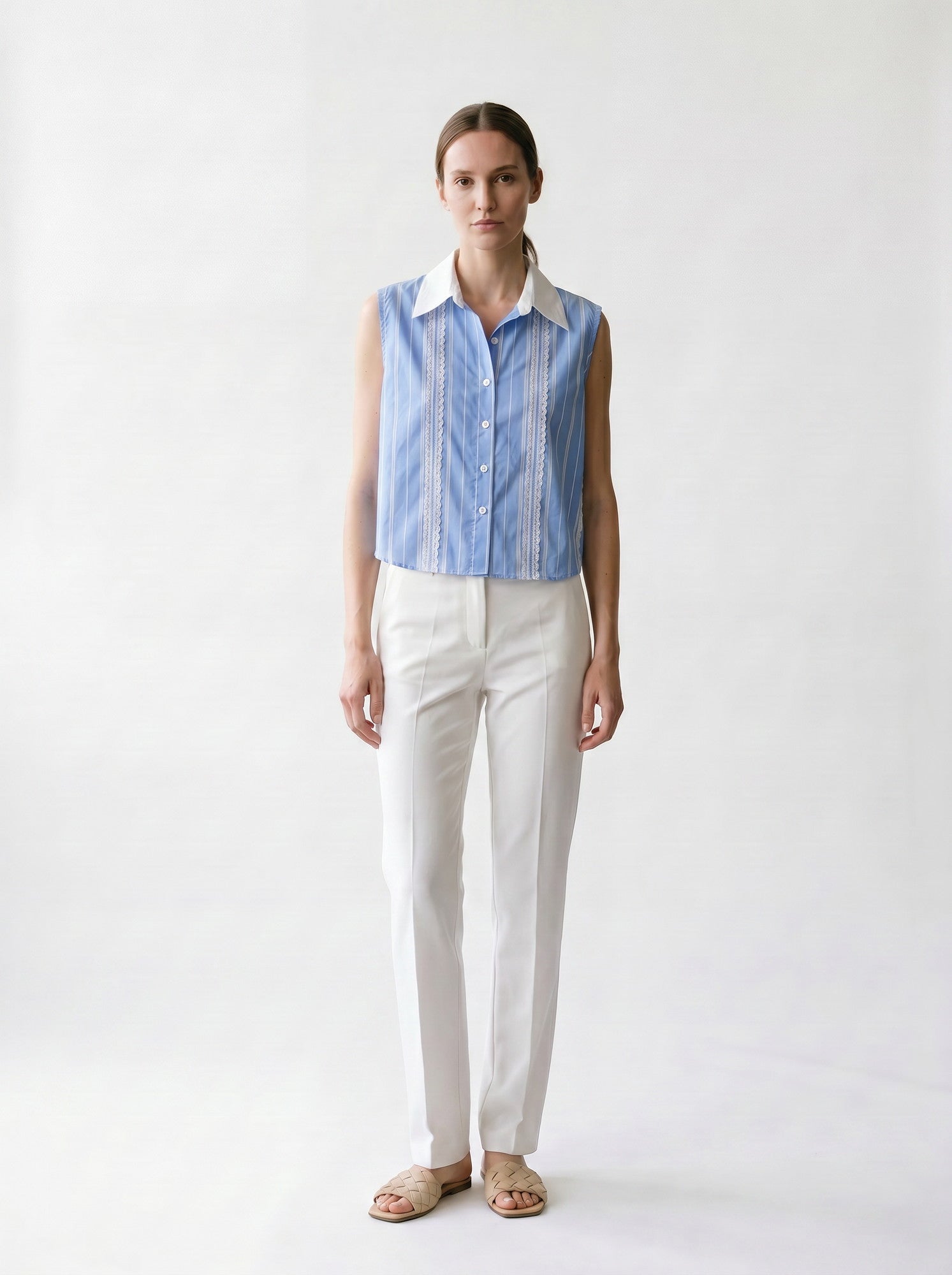Chemise sans manches - Col contrasté - Rayures et broderies - Bandes dentelles - Blanc et bleu - Bas arrondi - EscandelleParis - Devant