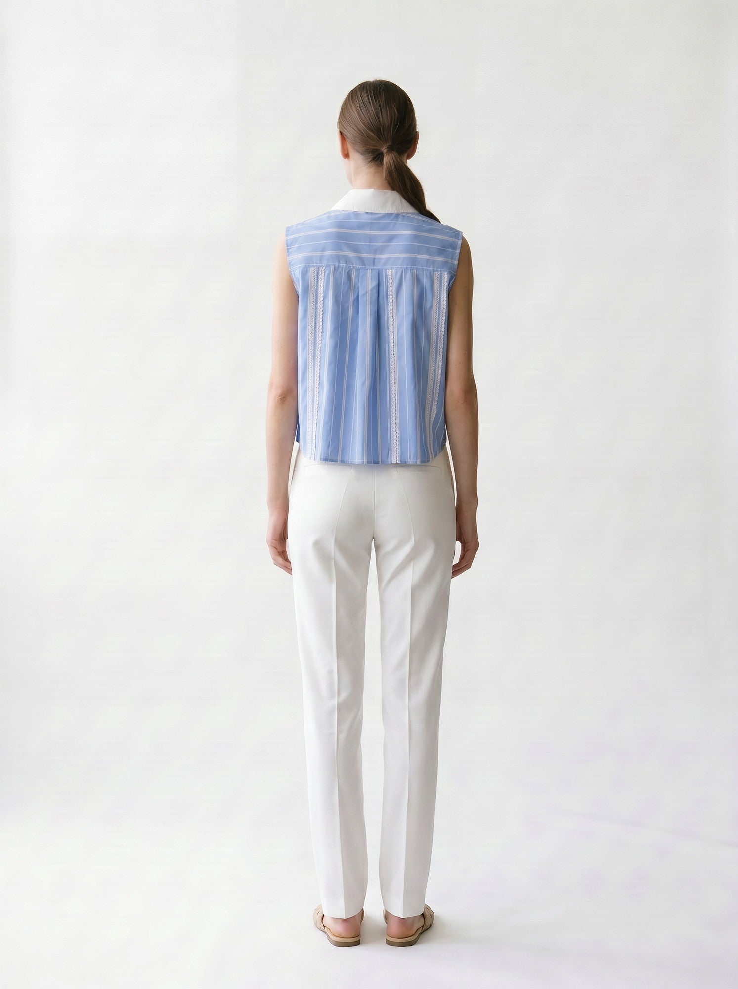 Chemise sans manches - Col contrasté - Rayures et broderies - Bandes dentelles - Blanc et bleu - Bas arrondi - EscandelleParis - Dos