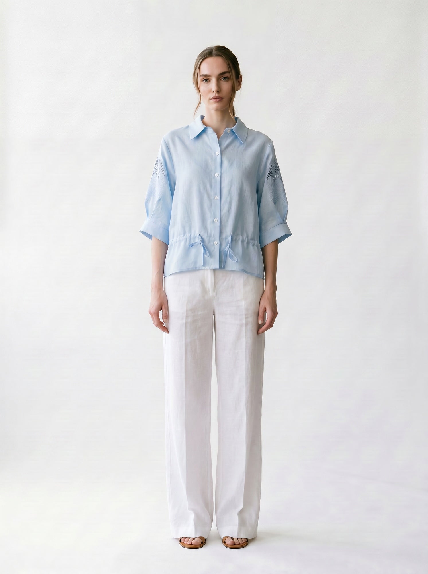 Chemisier chic - Broderie Anglaise - Manches 3/4 - Col français - Lacets à la taille - EscandelleParis - Ciel - Devant
#couleur_ciel