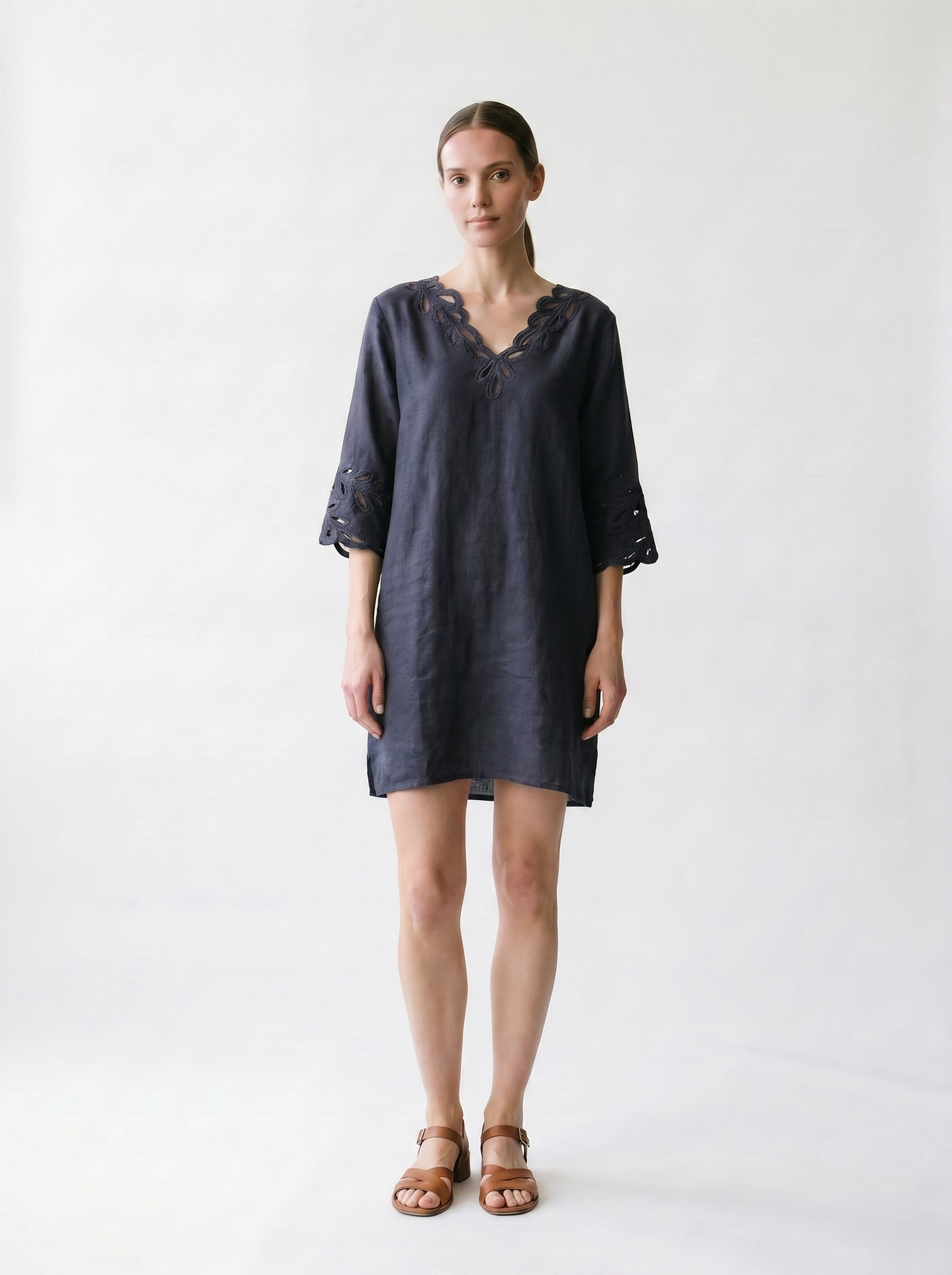 Robe en lin droite et évasée - Broderie Anglaise - Col V - Manches 3/4 - Fentes côtés - Marine - EscandelleParis - Devant
#couleur_marine