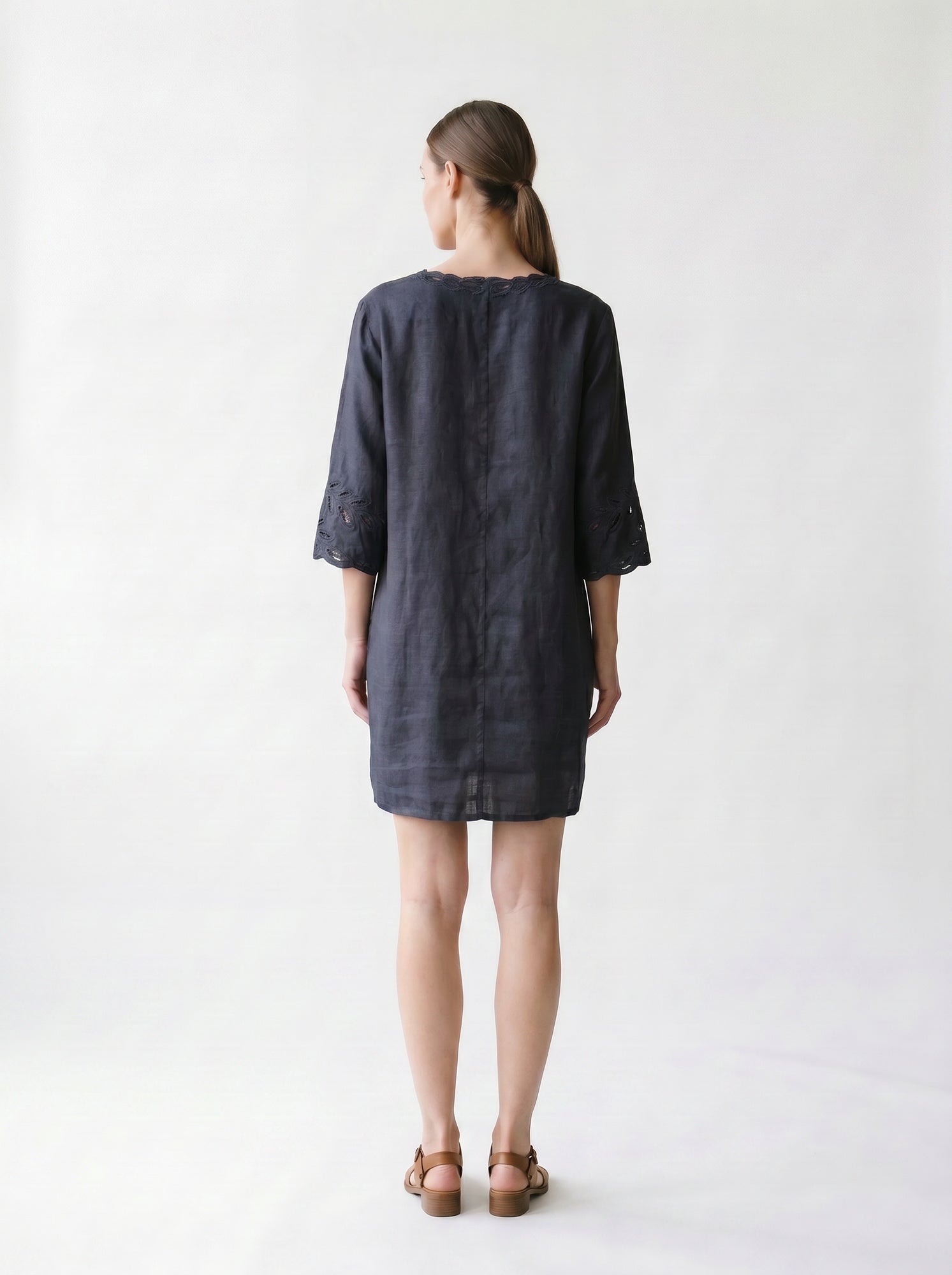 Robe en lin droite et évasée - Broderie Anglaise - Col V - Manches 3/4 - Fentes côtés - Marine - EscandelleParis - Dos
#couleur_marine