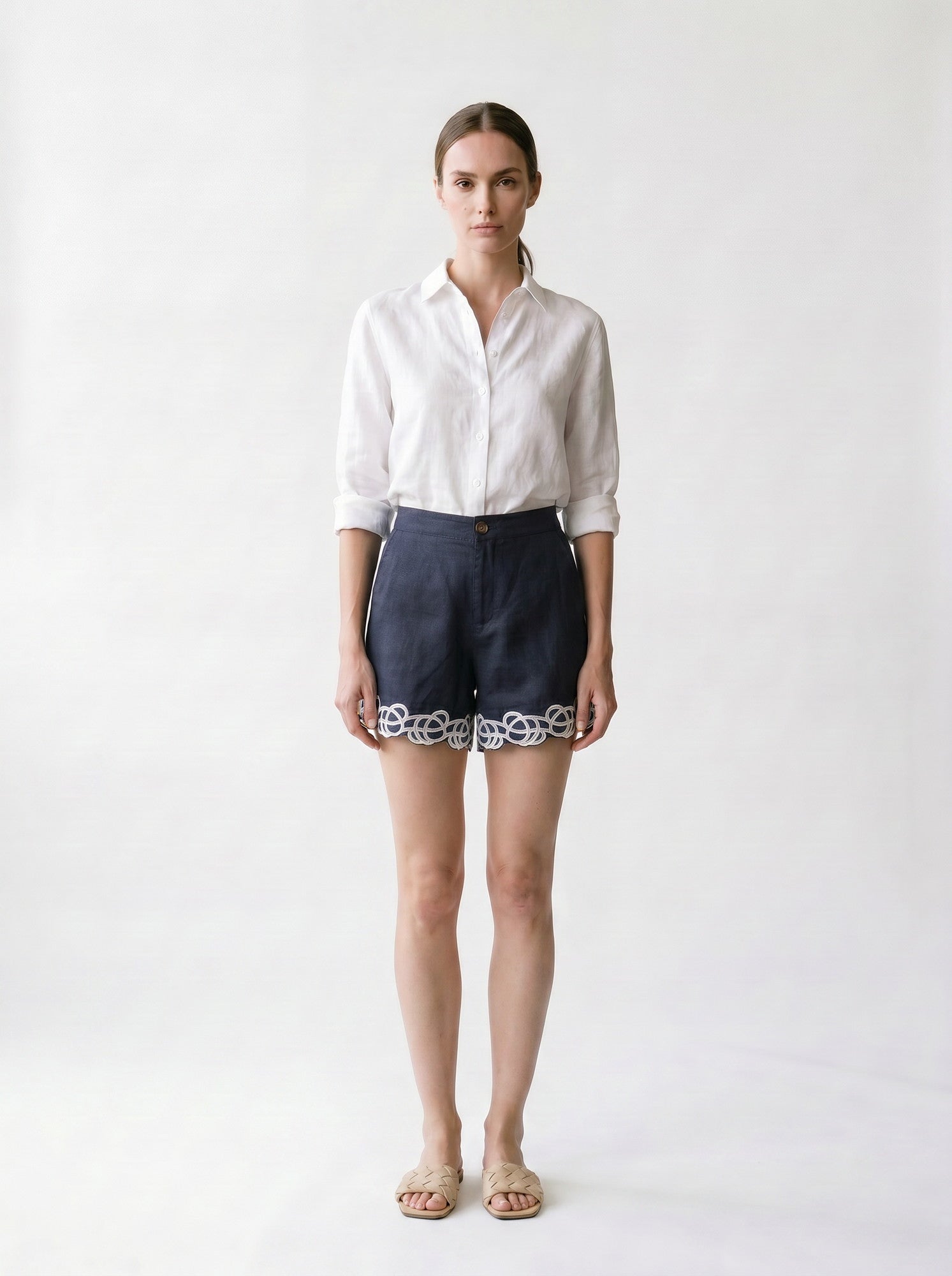 Short brodé - Poches et zip - EscandelleParis - marine - Devant
#couleur_marine