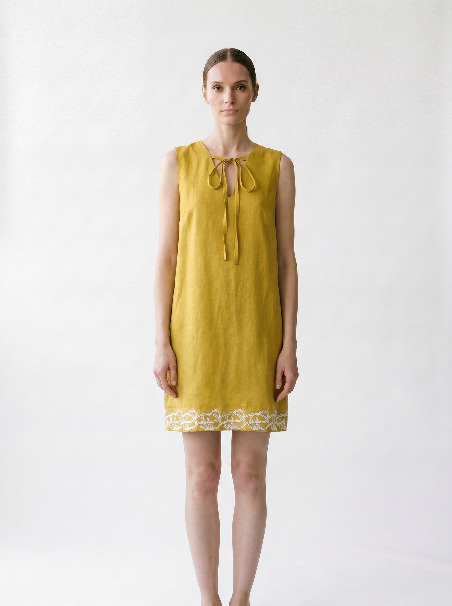 Rose de plage trapèze - Broderie bas de rode - lacets et col V - EscandelleParis - Jaune - Devant
#couleur_jaune