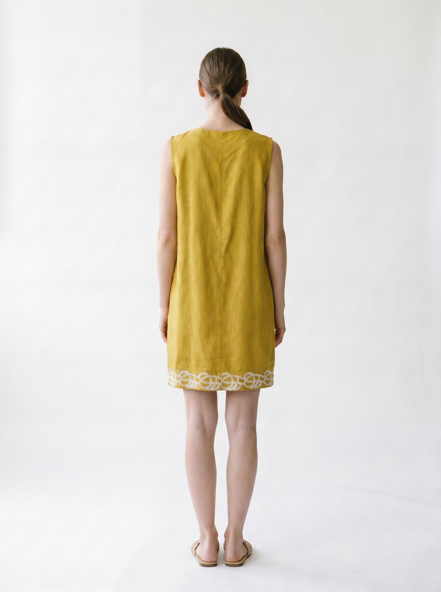 Rose de plage trapèze - Broderie bas de rode - lacets et col V - EscandelleParis - Jaune - Dos
#couleur_jaune