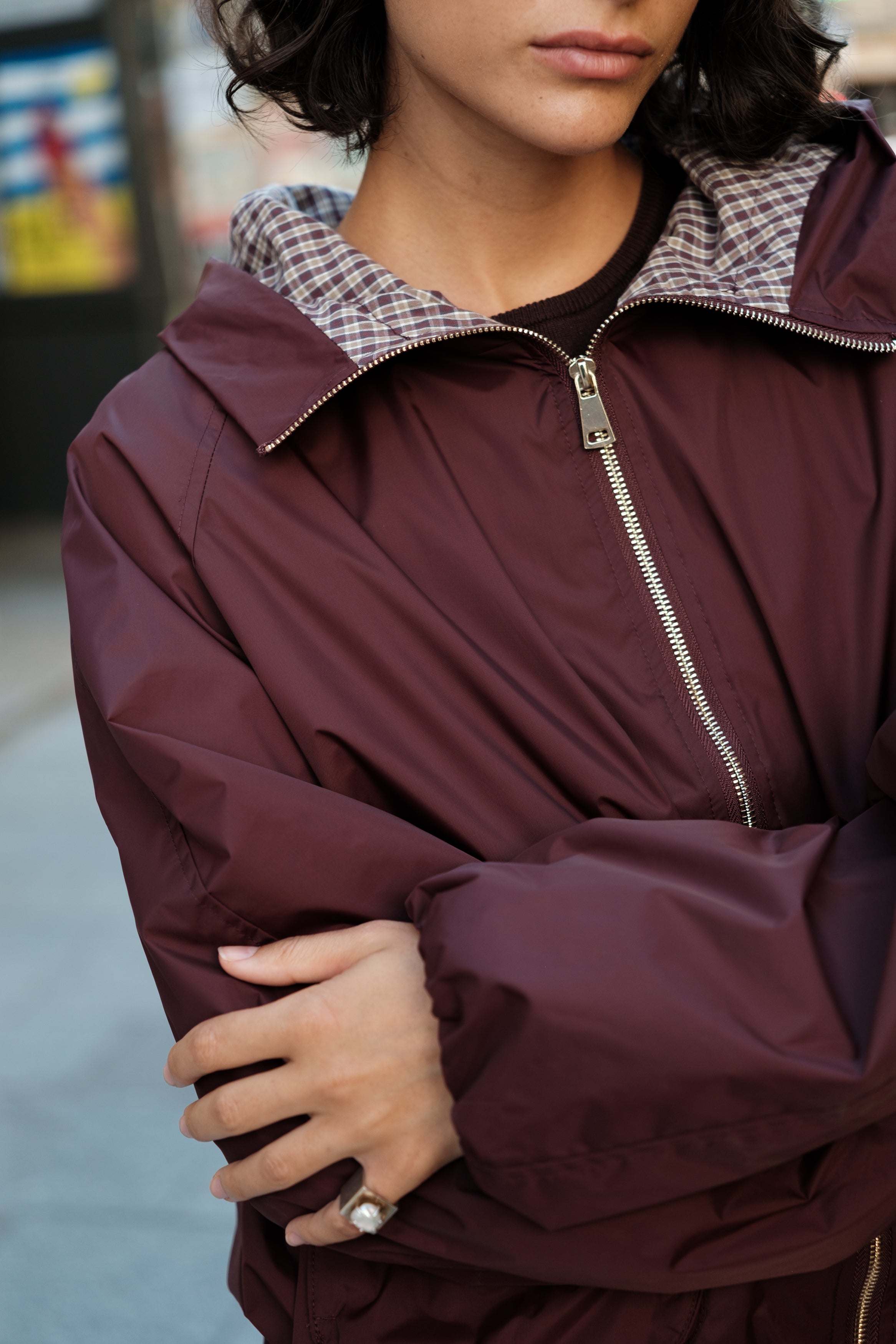 AMARAS blouson court bomber imperméable doublure carreaux lie de vin femme - Escandelle Paris (gros plan détails matière)
#couleur_liedevin