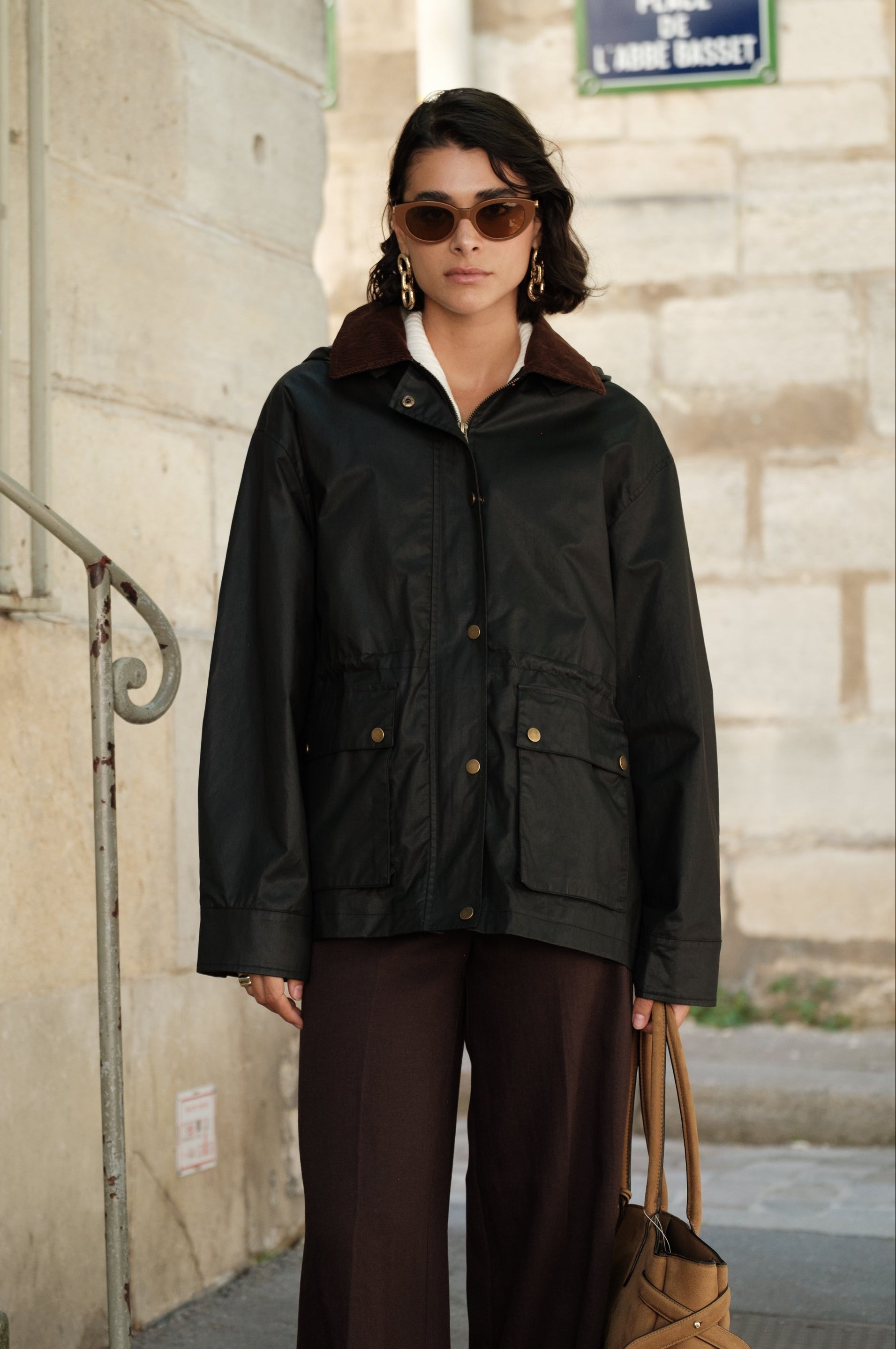 ELODIE veste mi-longue velours bi-matière capuche noir femme - Escandelle Paris (silhouette entière)
#couleur_noir