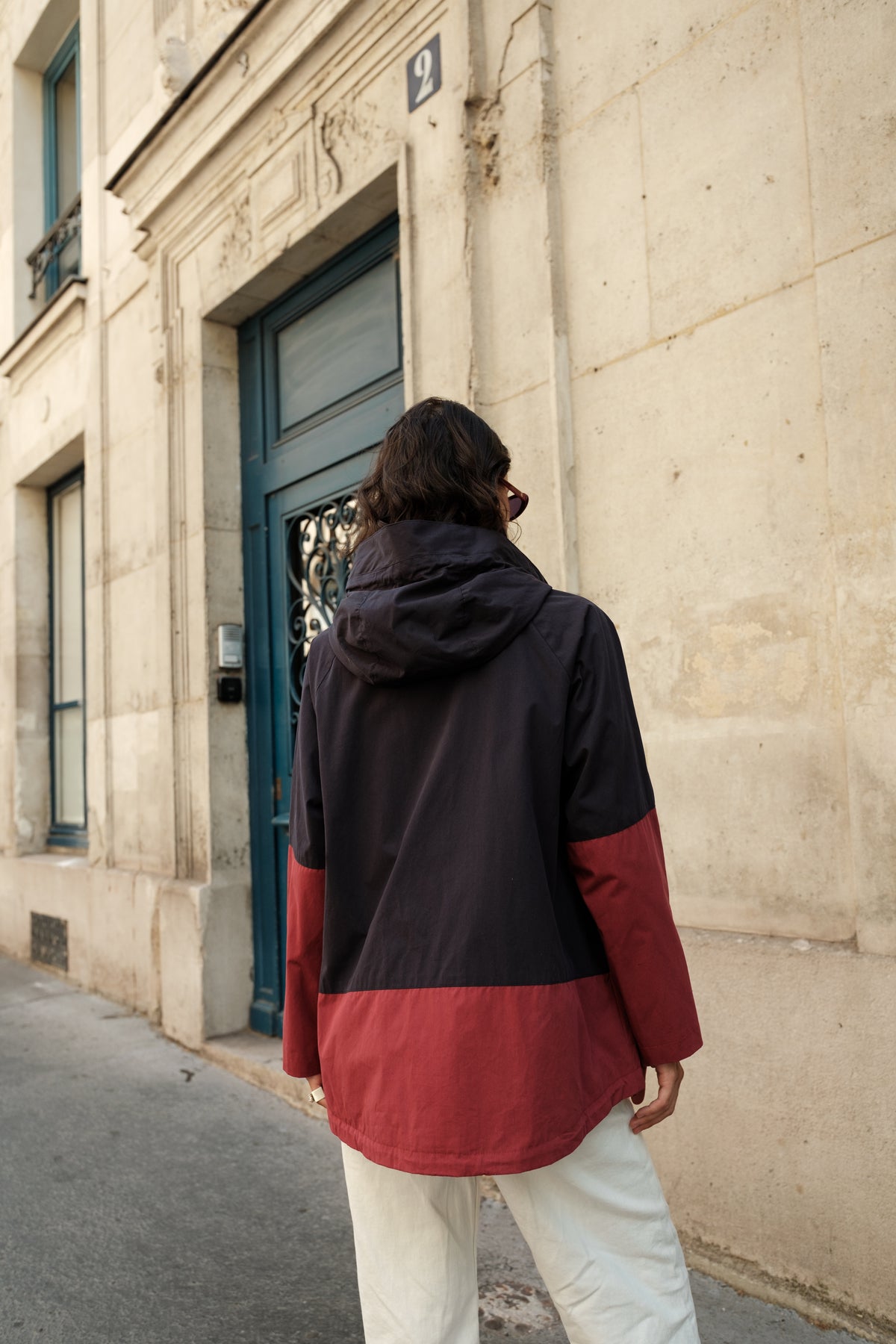 PASCALE veste mi-longue coton bicolore capuche imprimée marine femme - Escandelle Paris (dos)
#couleur_marine