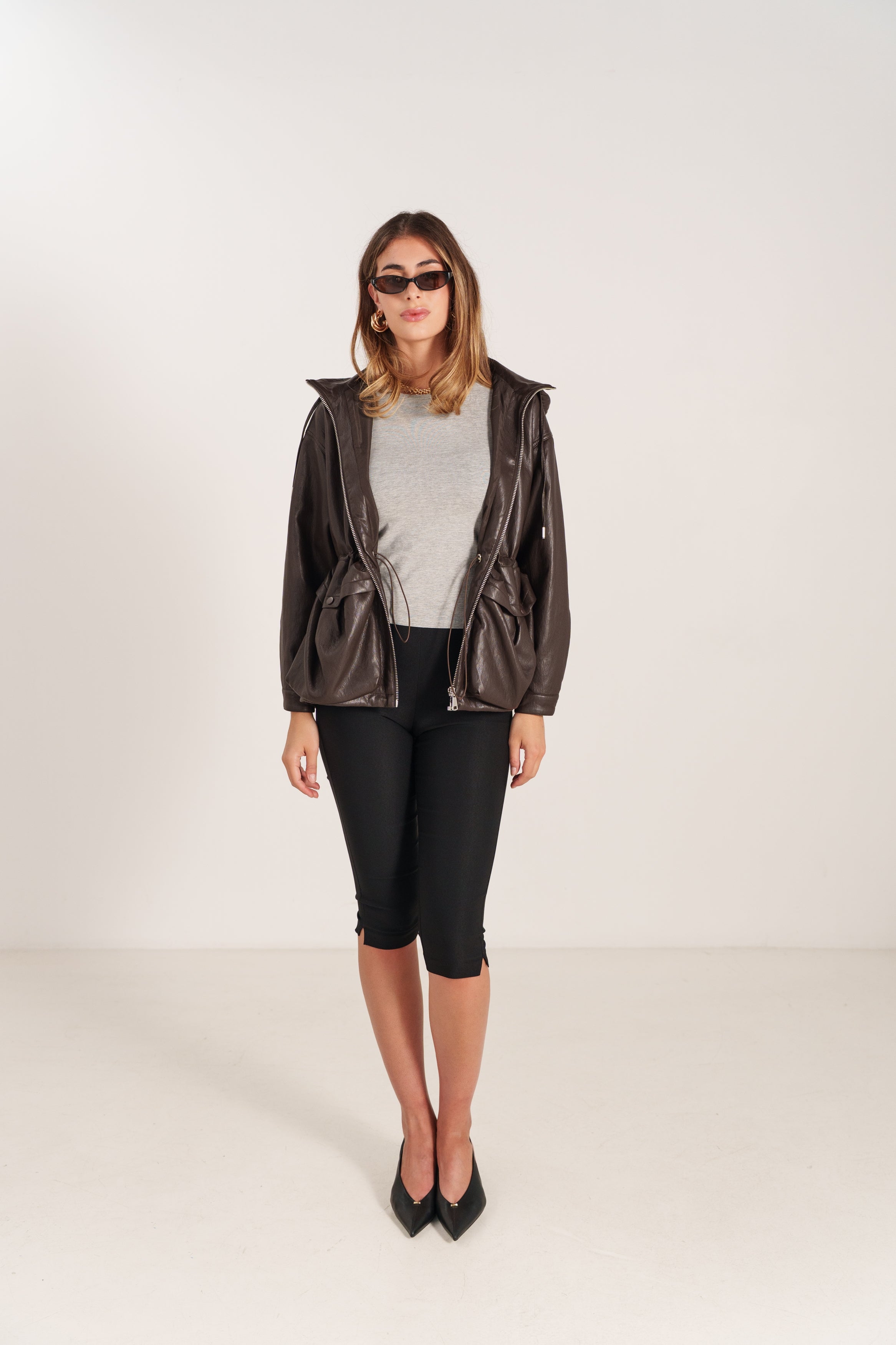 LEANDRA blouson bomber similicuir capuche choco femme - Escandelle Paris (silhouette entière)
#couleur_choco