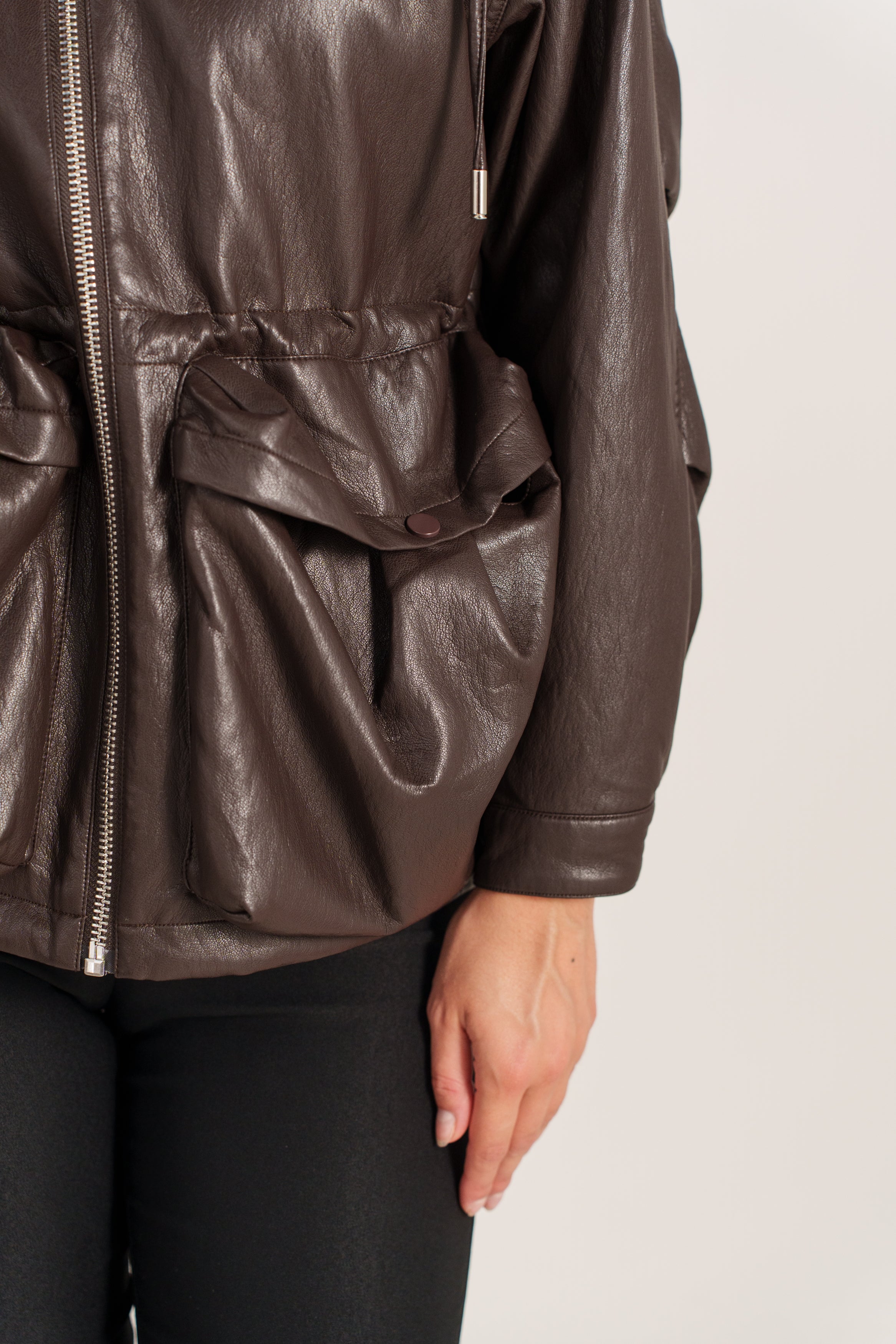 LEANDRA blouson bomber similicuir capuche choco femme - Escandelle Paris (gros plan détails matière)
#couleur_choco