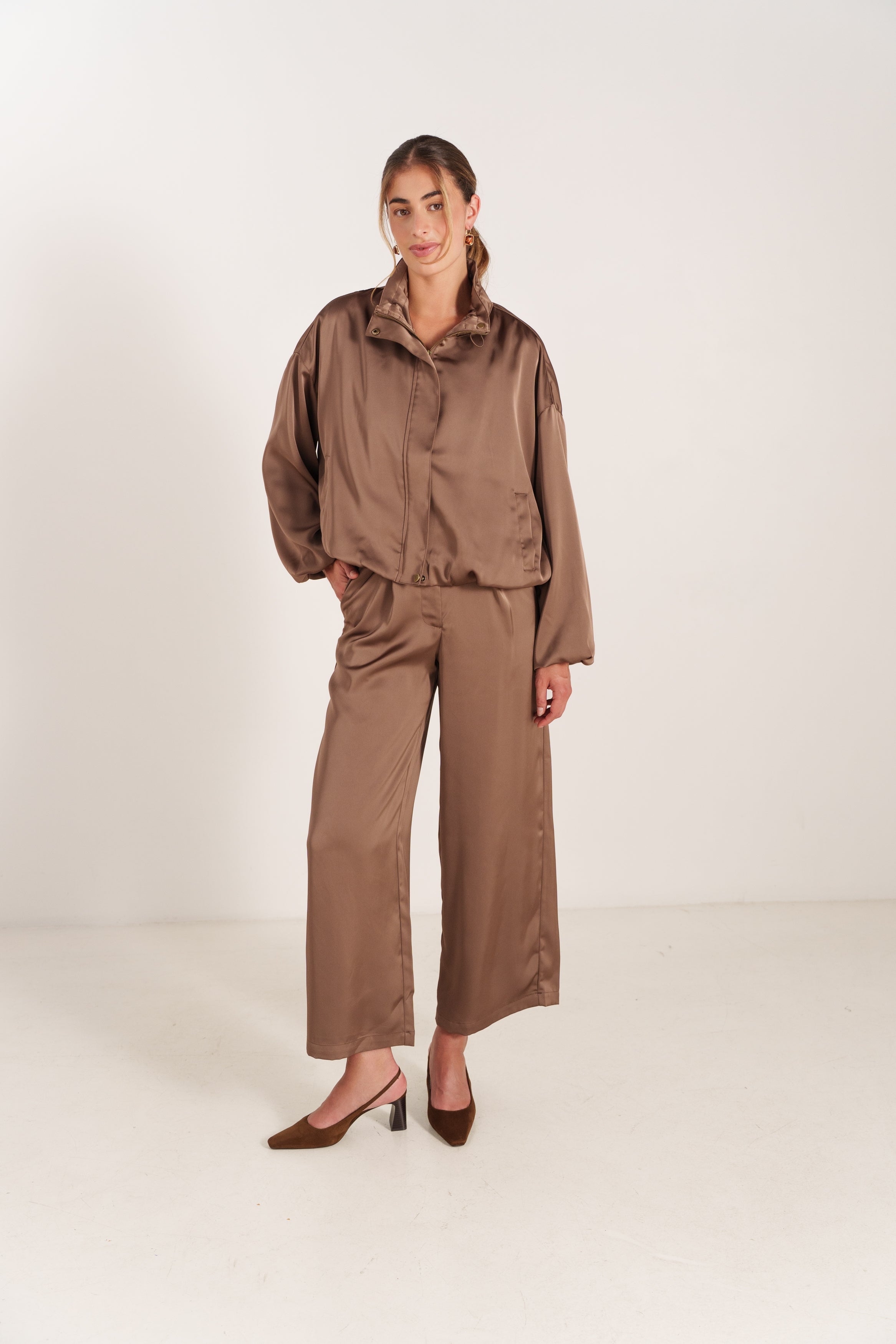 ISABELLE veste bomber satin léger manches longues choco femme - Escandelle Paris (silhouette entière)
#couleur_choco