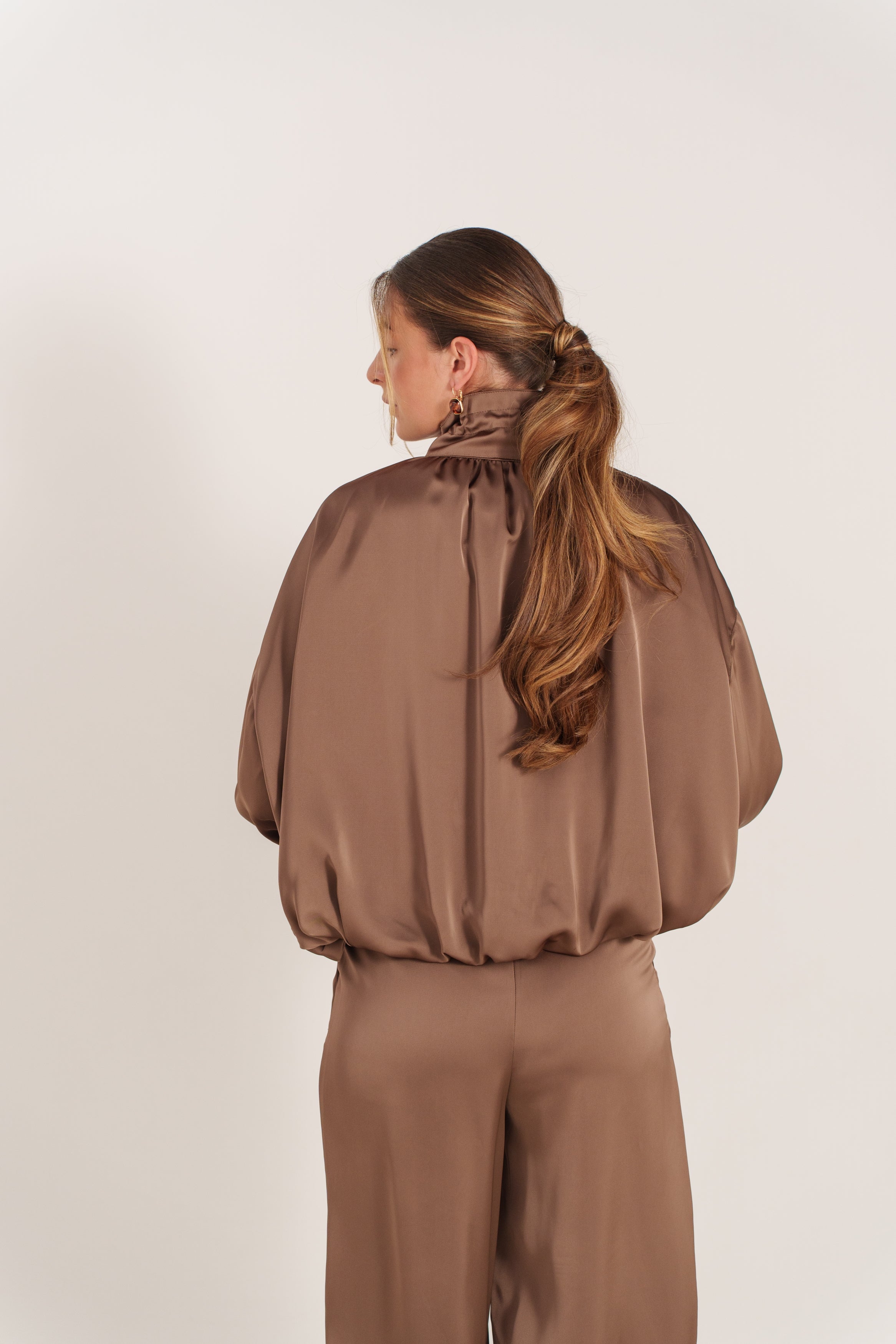 ISABELLE veste bomber satin léger manches longues choco femme - Escandelle Paris (dos)
#couleur_choco