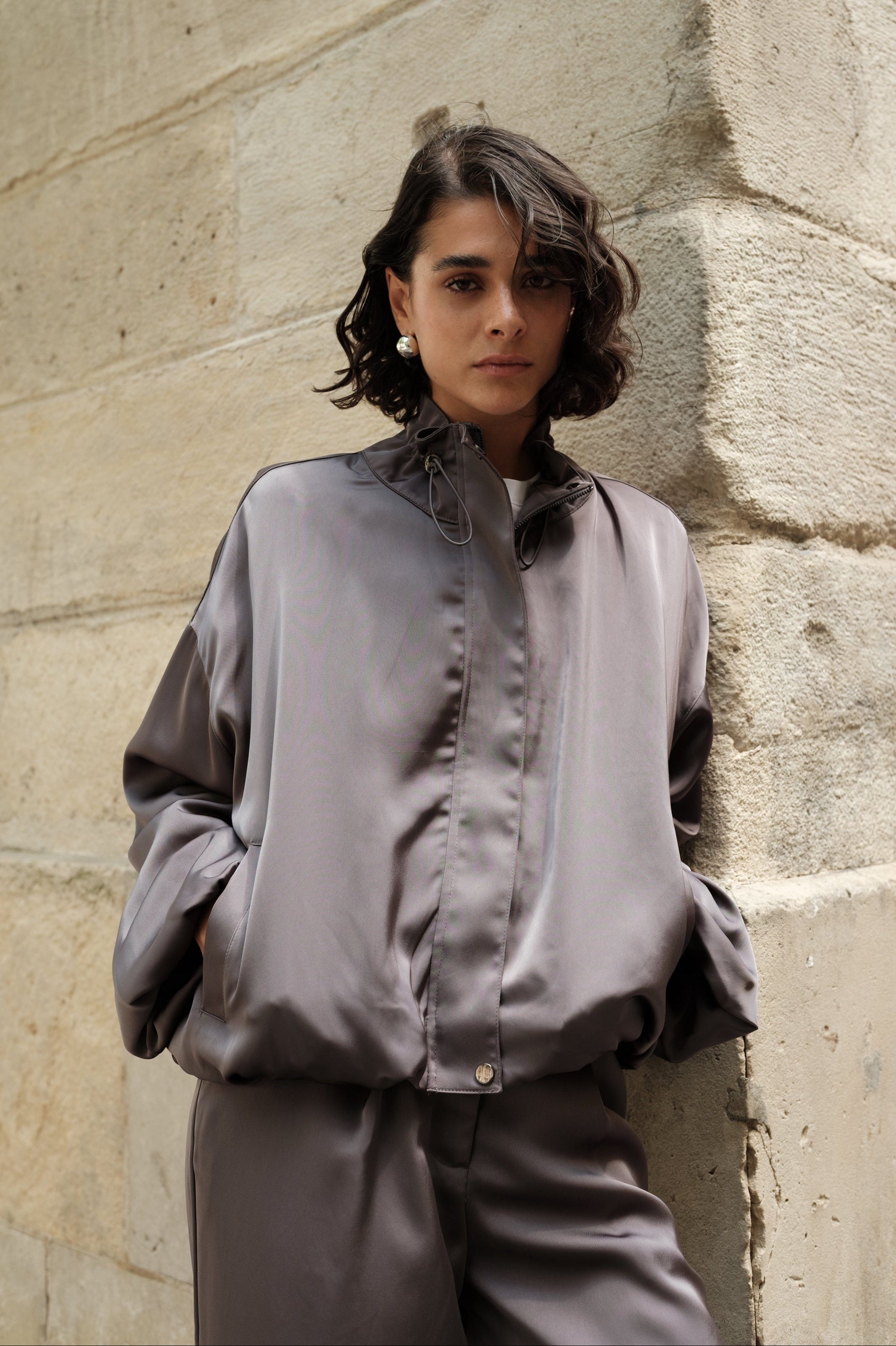 ISABELLE veste bomber satin léger manches longues gris femme - Escandelle Paris (silhouette entière)
#couleur_gris