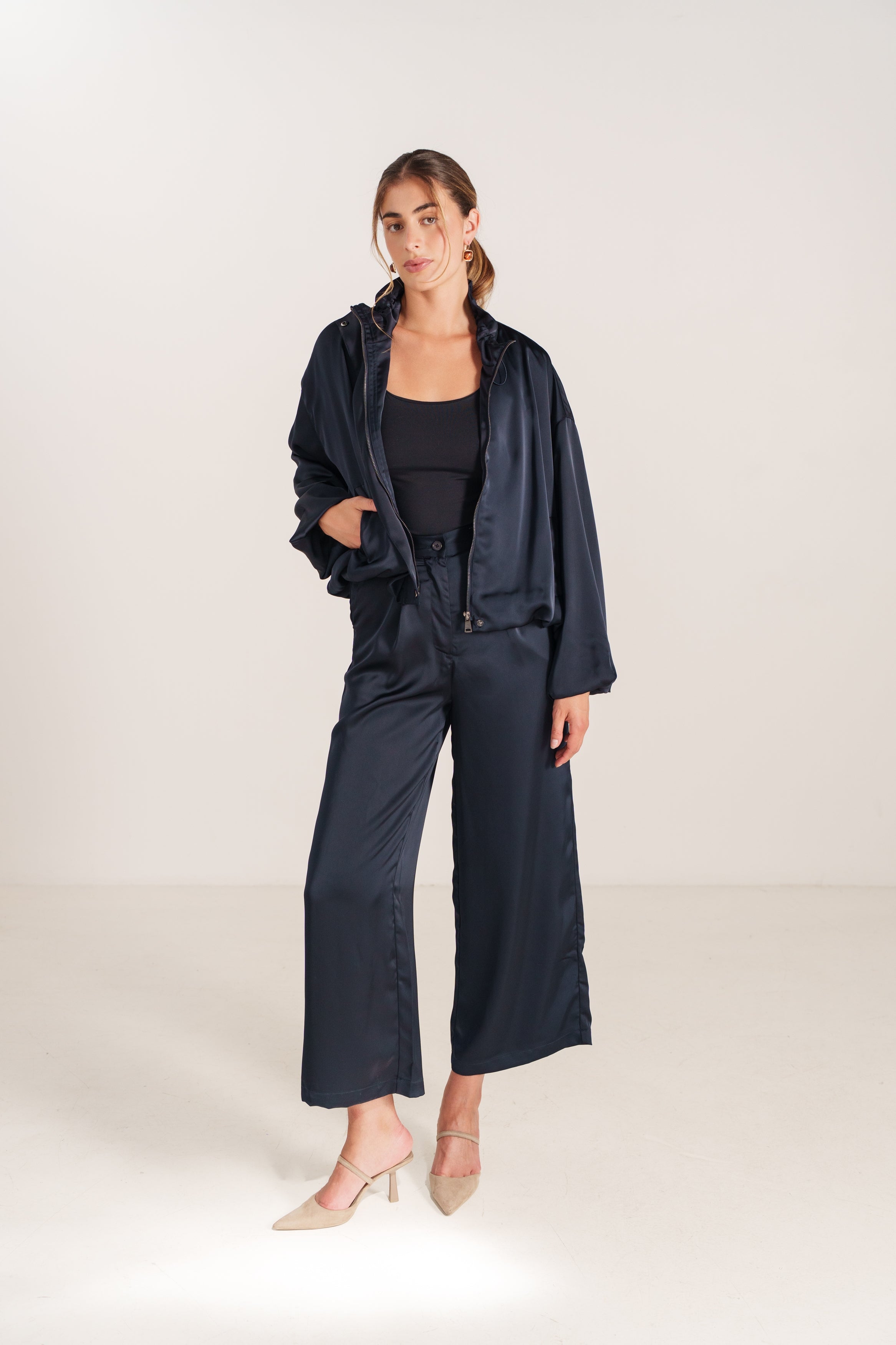 ISABELLE veste bomber satin léger manches longues marine femme - Escandelle Paris (silhouette entière)
#couleur_marine