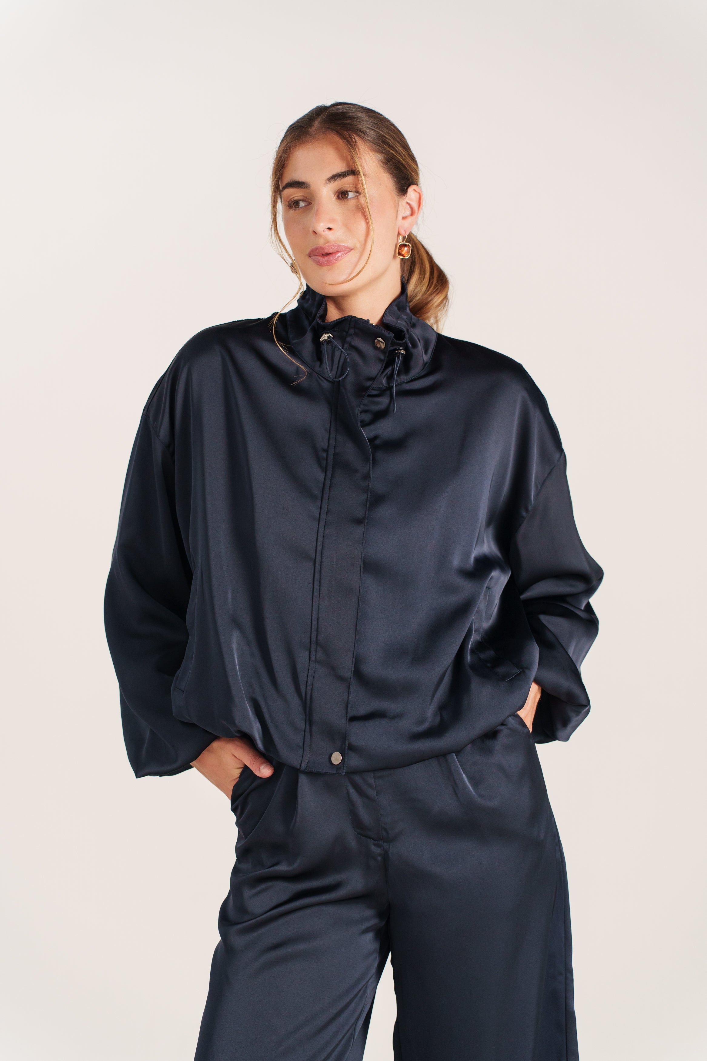 ISABELLE veste bomber satin léger manches longues marine femme - Escandelle Paris (portrait)
#couleur_marine