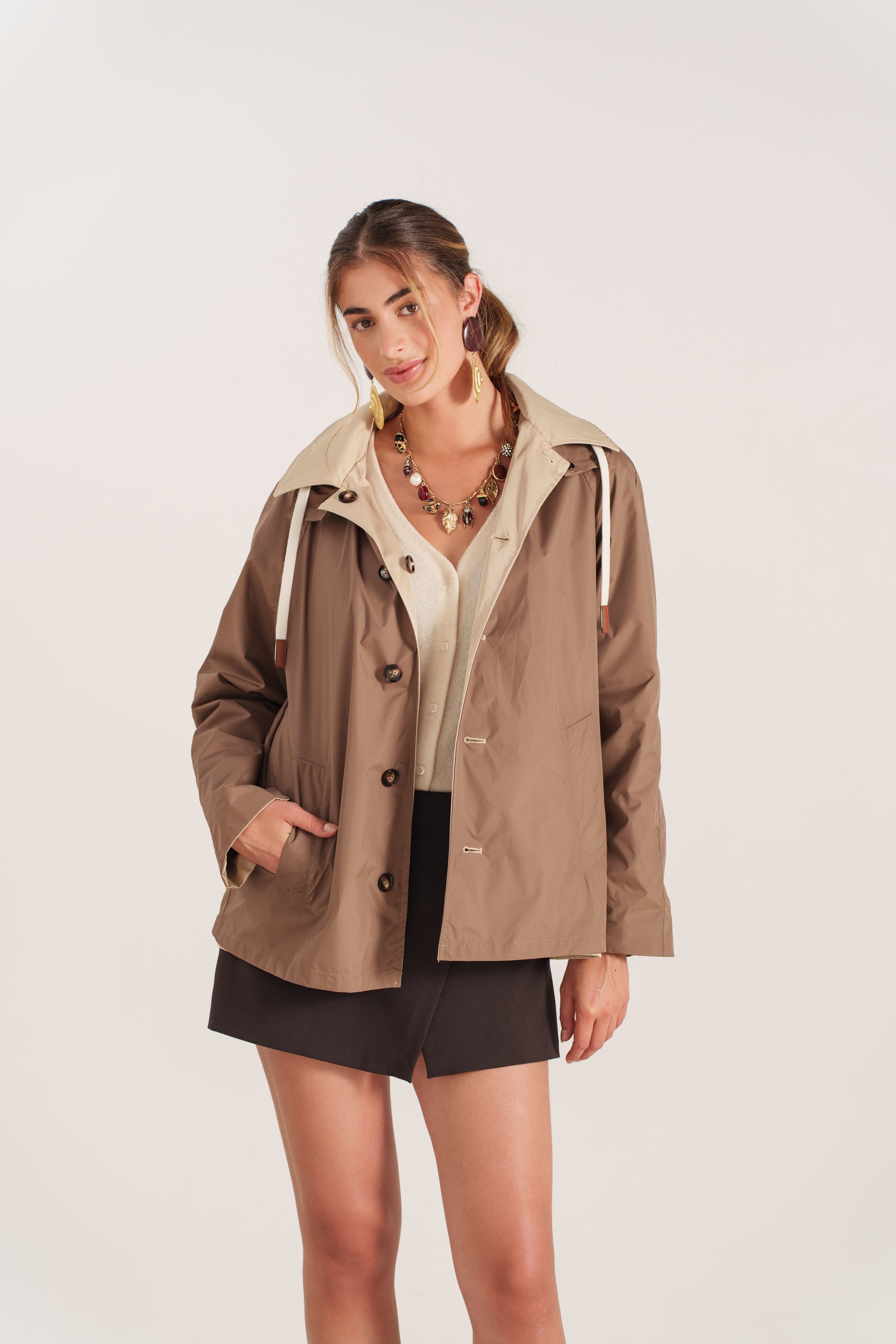 MARCELLIA parka mi-longue déperlante réversible capuche boutonnée choco femme - Escandelle Paris (portrait côté imperméable)
#couleur_choco