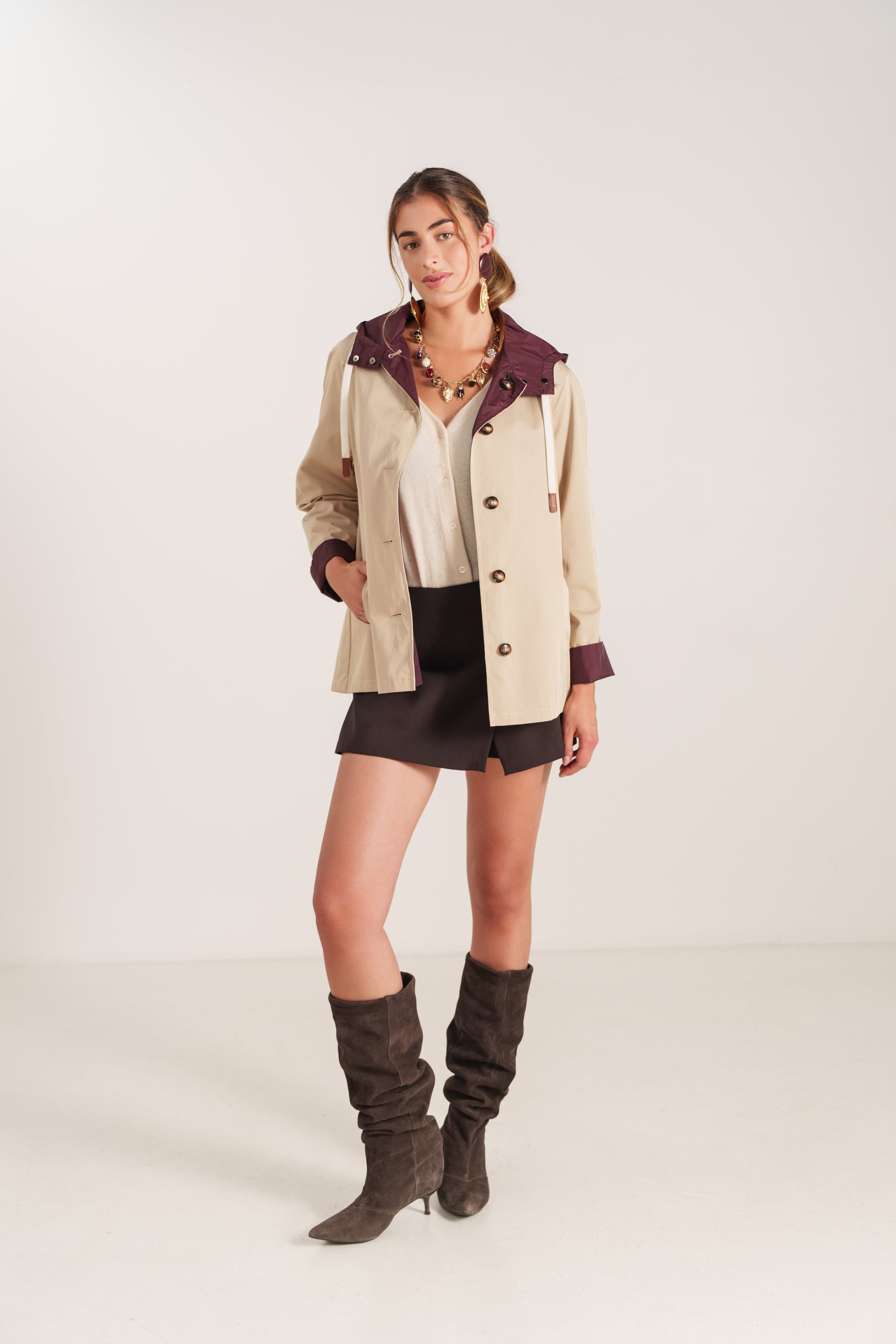 MARCELLIA parka mi-longue déperlante réversible capuche boutonnée bordeaux femme - Escandelle Paris (silhouette entière)
#couleur_bordeaux