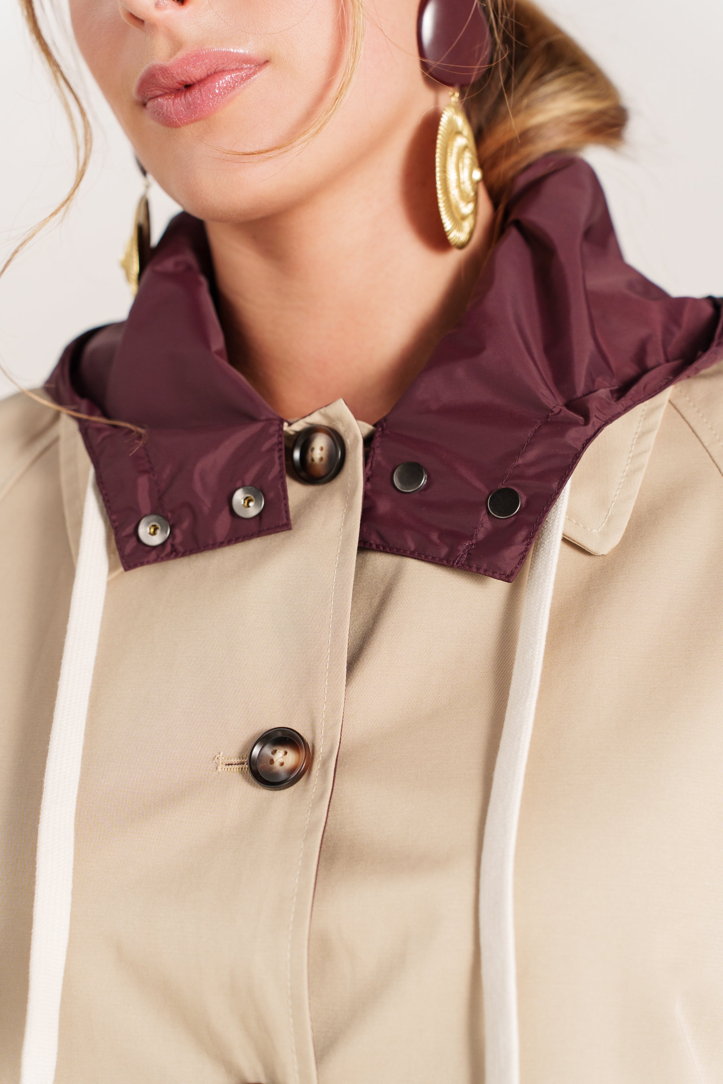 MARCELLIA parka mi-longue déperlante réversible capuche boutonnée bordeaux femme - Escandelle Paris (gros plan détails matière)
#couleur_bordeaux