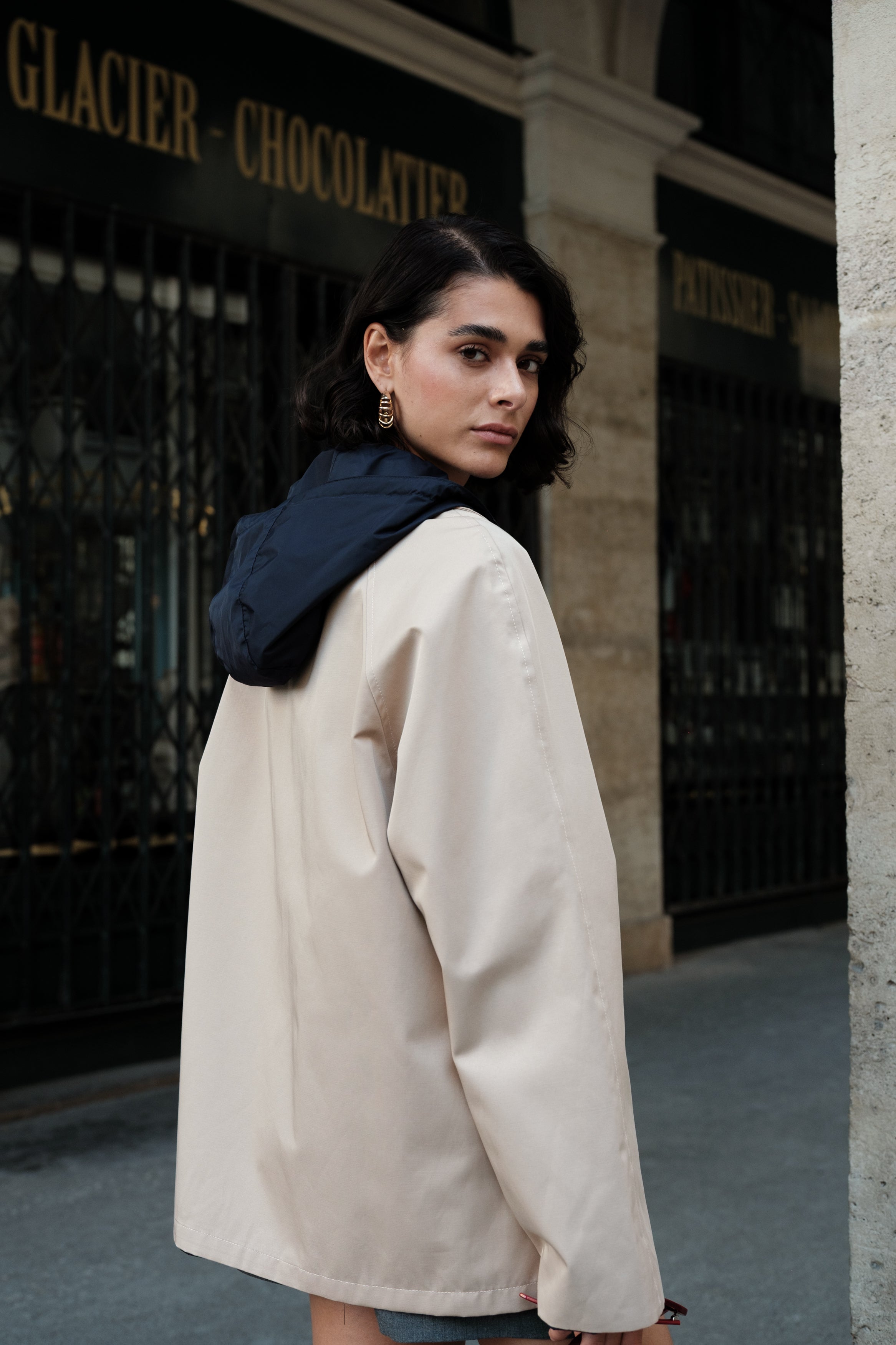 MARCELLIA parka mi-longue déperlante réversible capuche boutonnée marine femme - Escandelle Paris (profil gauche)
#couleur_marine