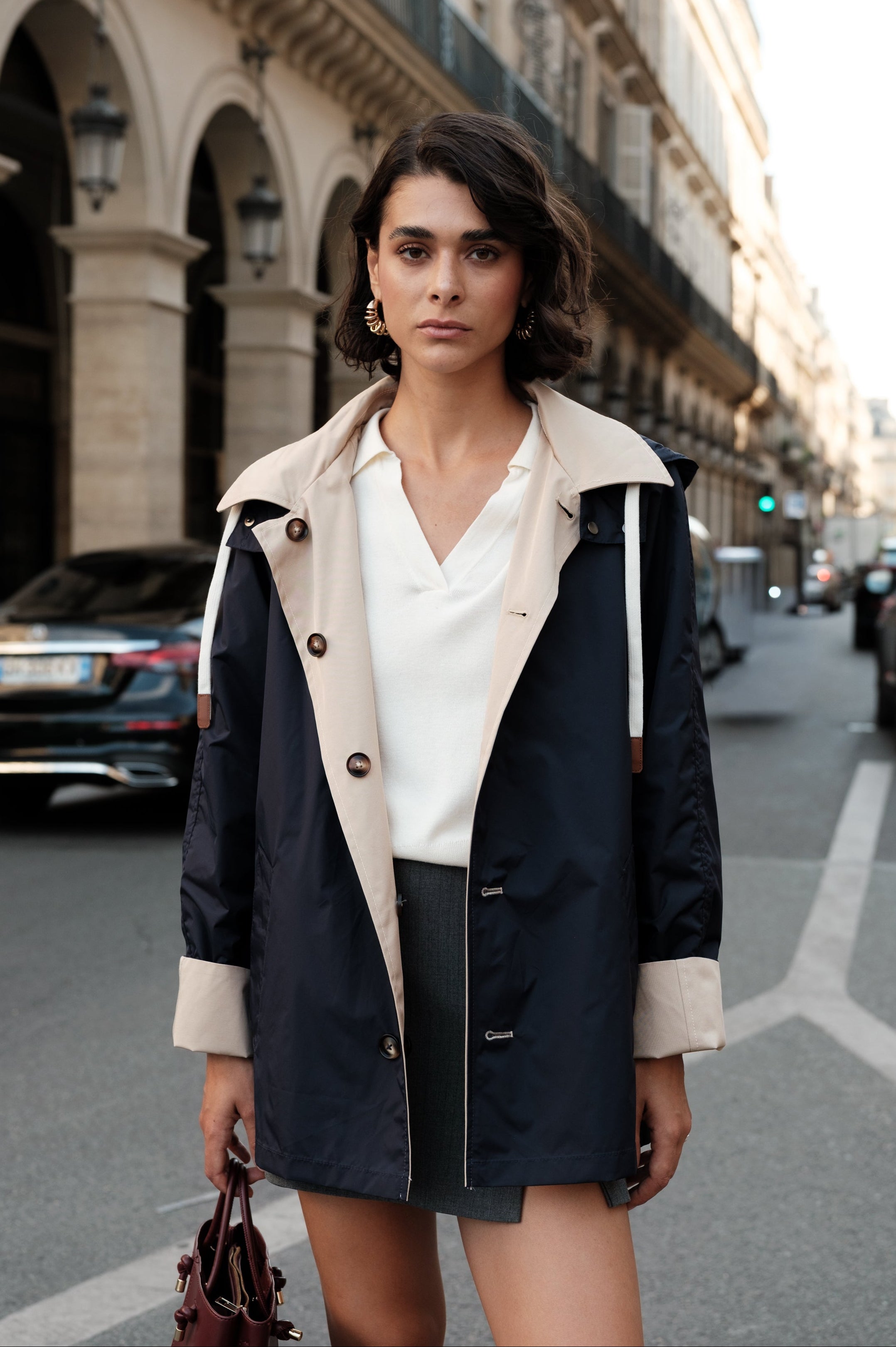 MARCELLIA parka mi-longue déperlante réversible capuche boutonnée marine femme - Escandelle Paris (portrait côté imperméable)
#couleur_marine