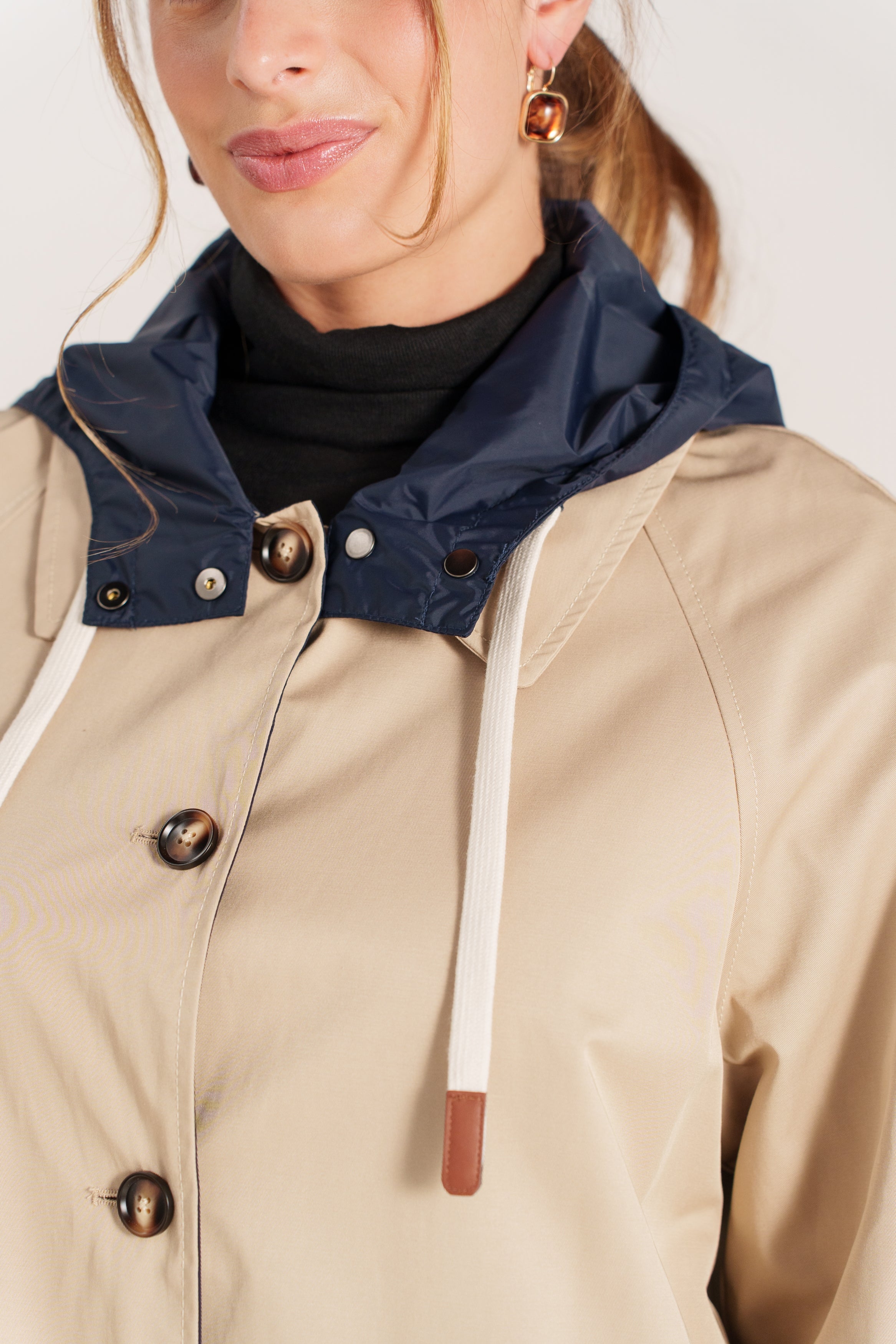 VENUS parka longue coton imperméable réversible marine femme - Escandelle Paris (portrait zip ouvert)
#couleur_marine