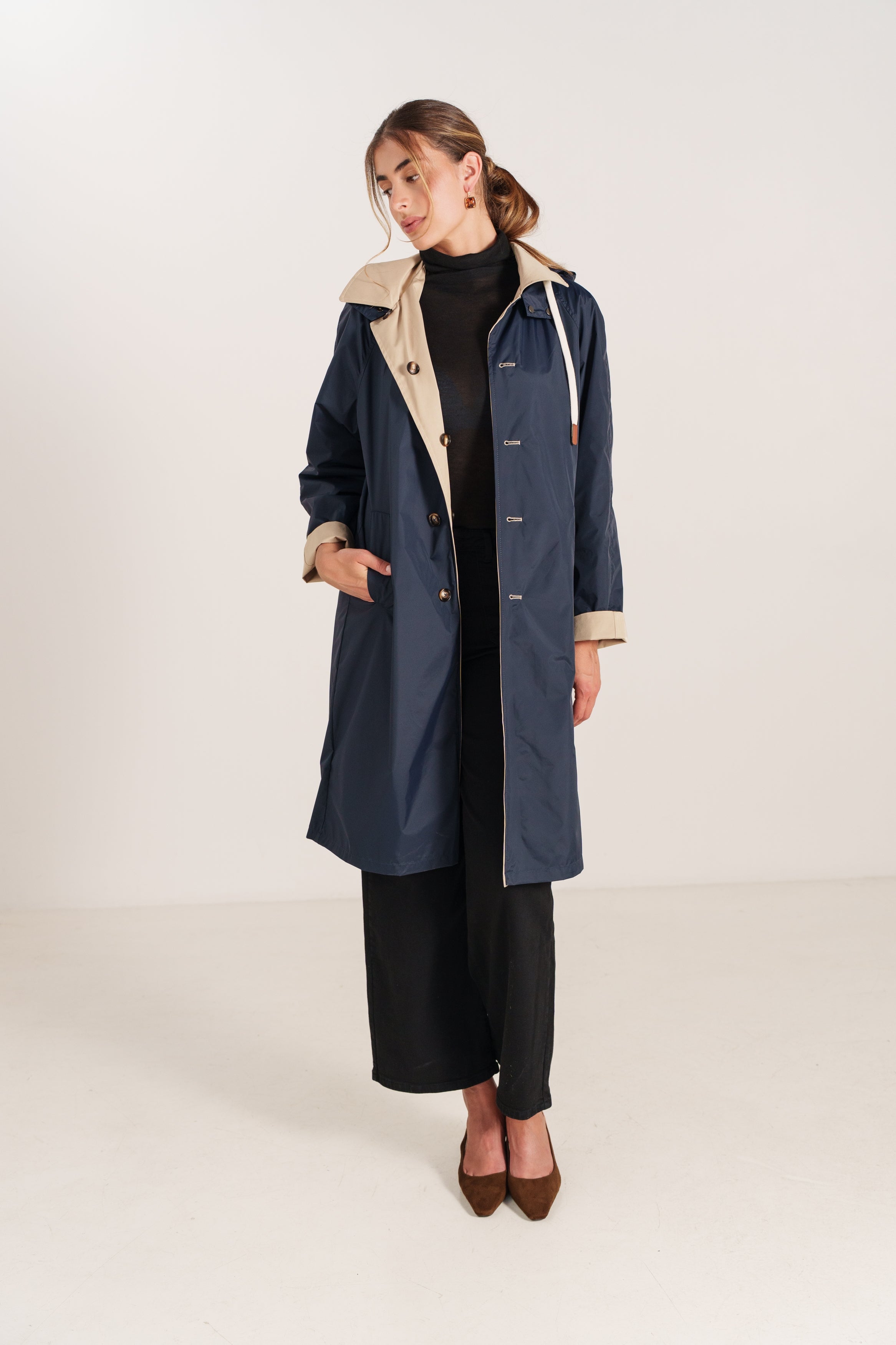 VENUS parka longue coton imperméable réversible marine femme - Escandelle Paris (portrait côté imperméable)
#couleur_marine