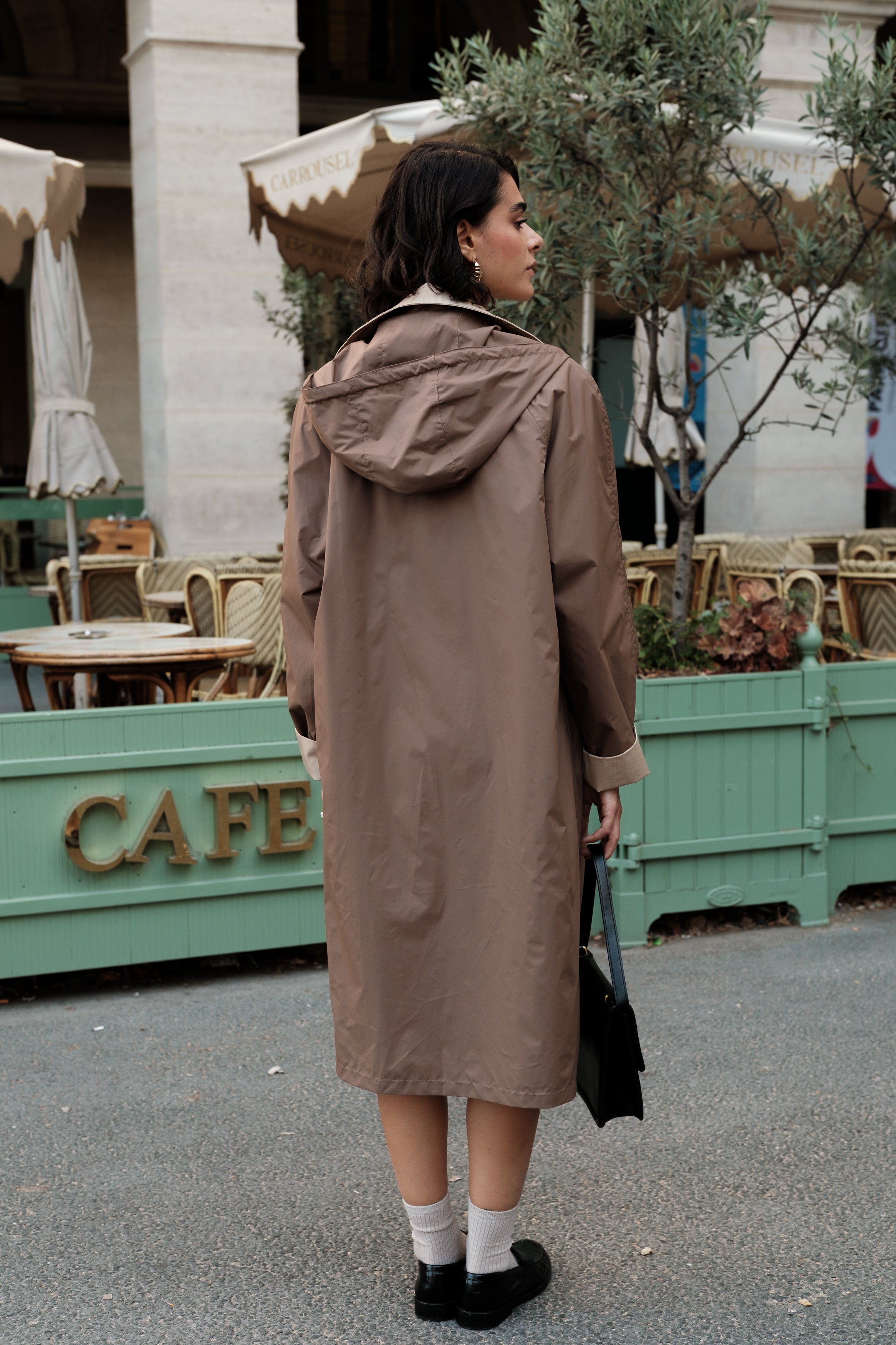 VENUS parka longue coton imperméable réversible choco femme - Escandelle Paris (portrait côté imperméable)
#couleur_choco