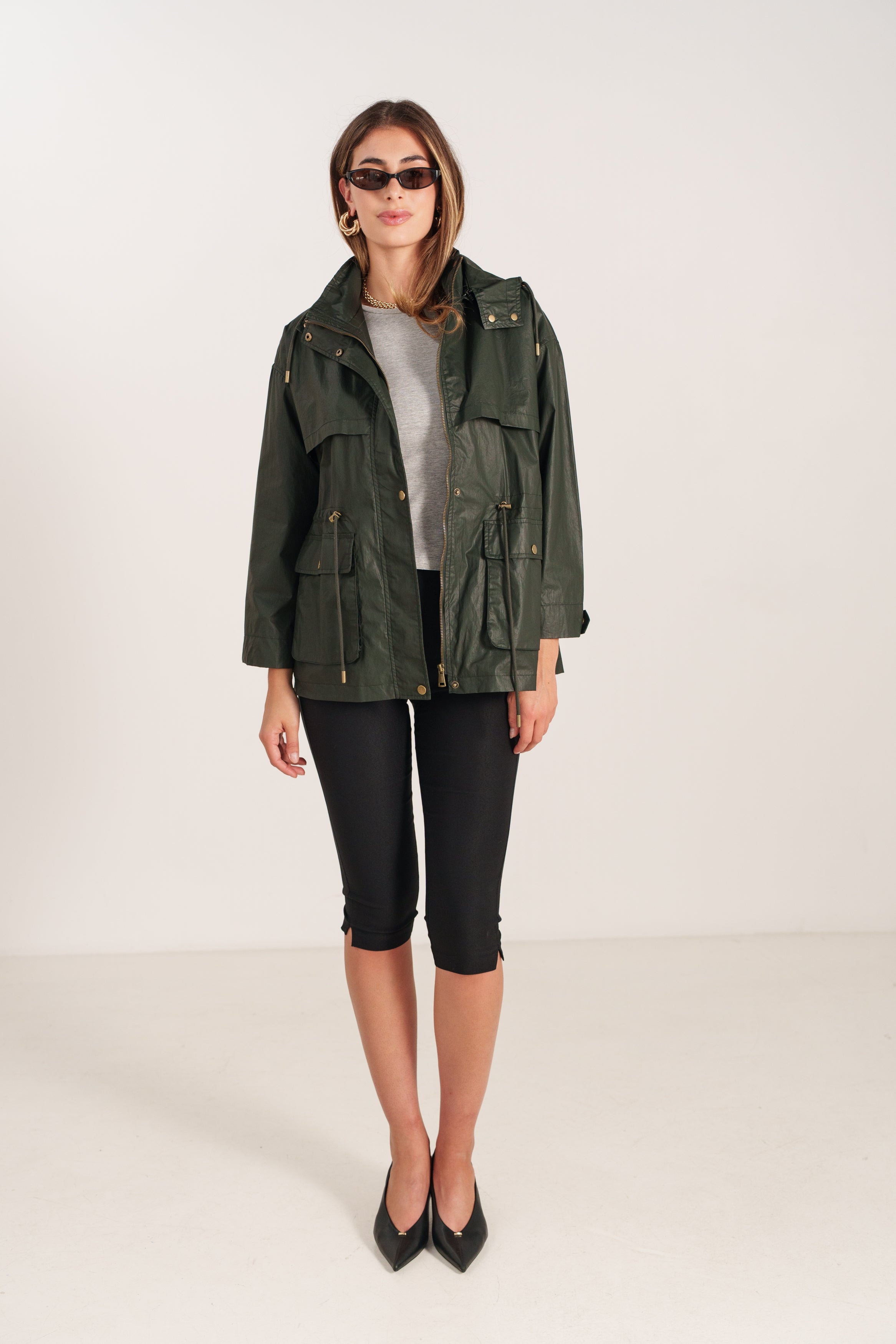 PALOMA veste mi-longue imperméable col montant ajustable kaki femme - Escandelle Paris (silhouette entière)
#couleur_kaki