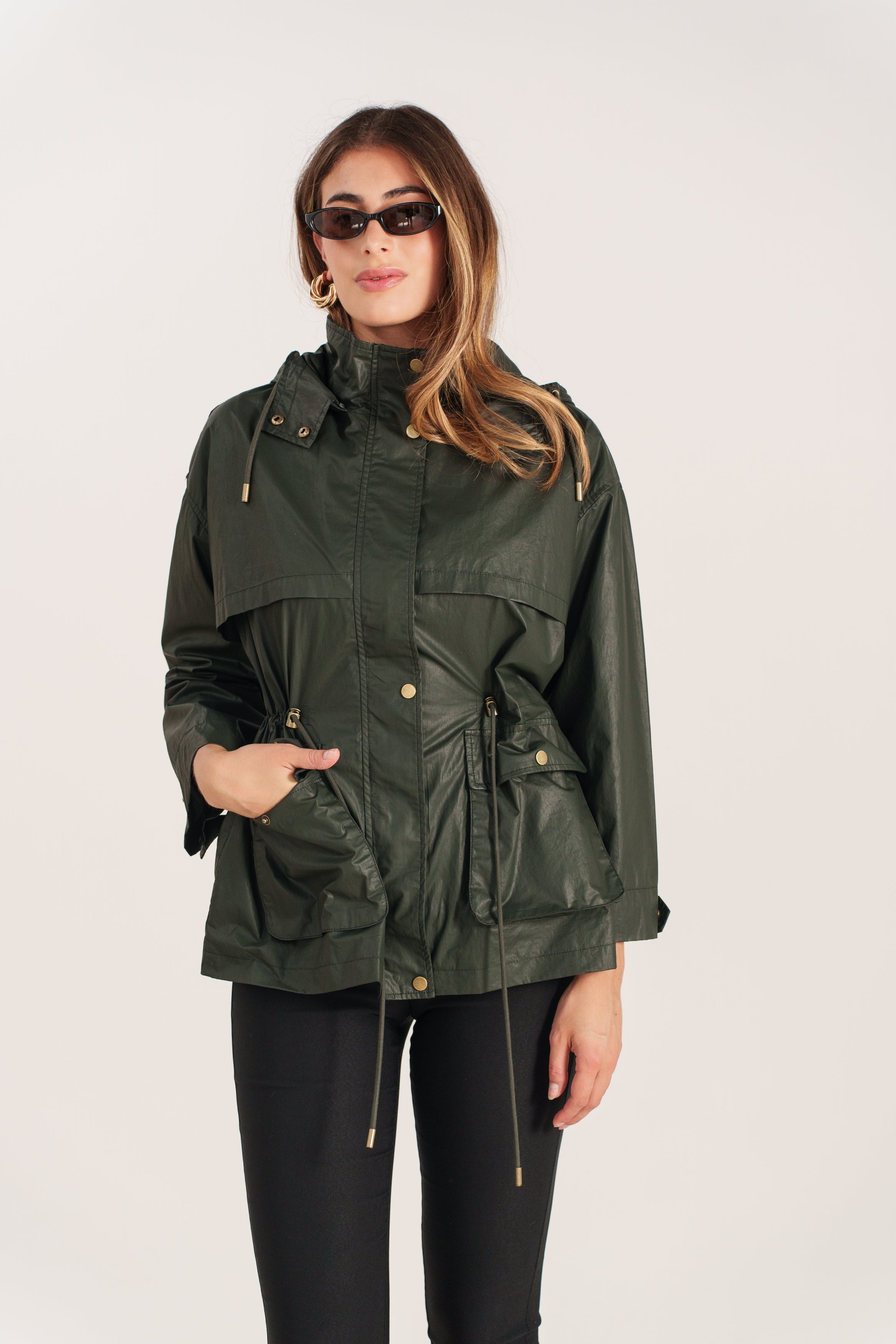 PALOMA veste mi-longue imperméable col montant ajustable kaki femme - Escandelle Paris (portrait)
#couleur_kaki