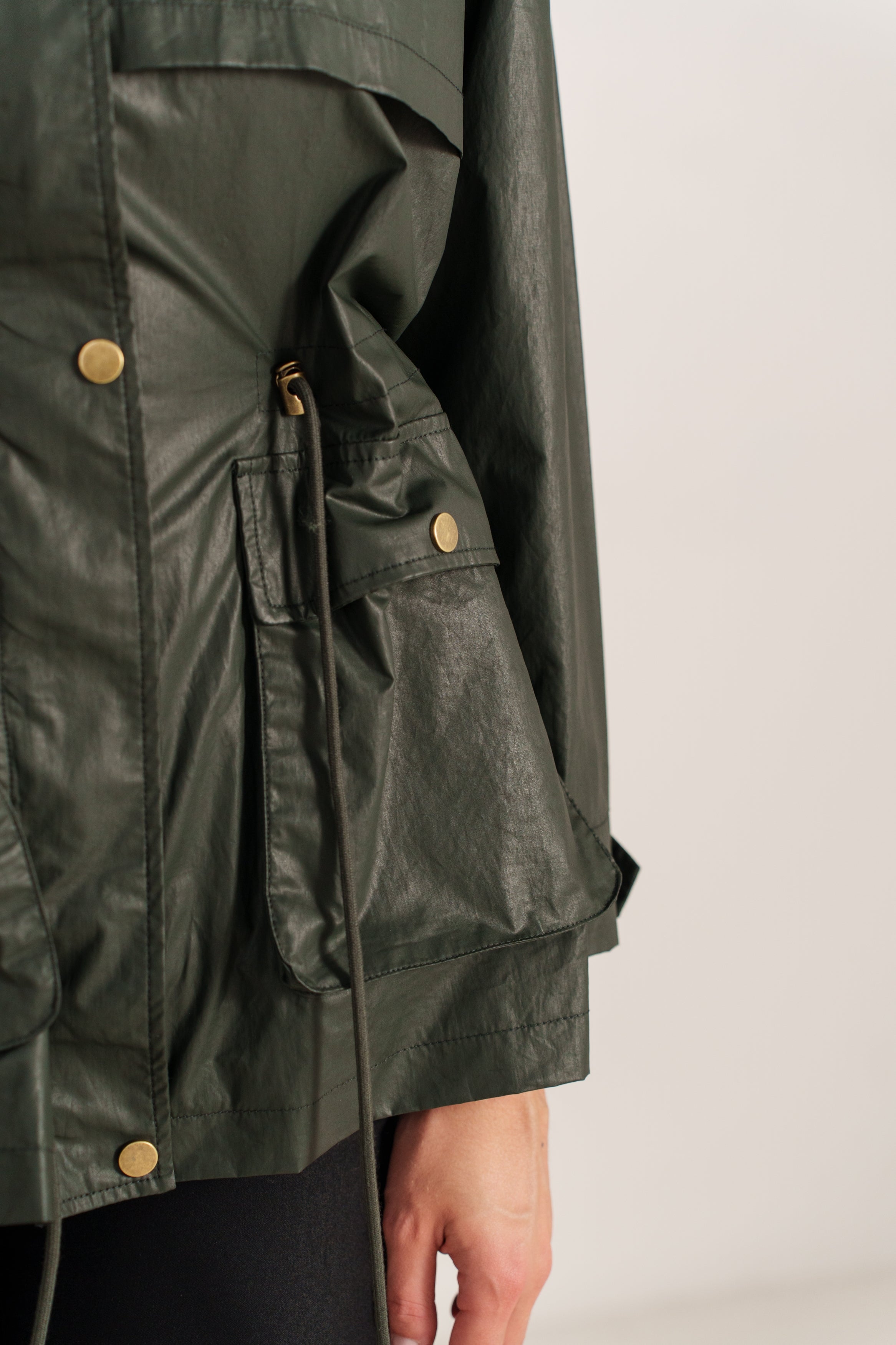 PALOMA veste mi-longue imperméable col montant ajustable kaki femme - Escandelle Paris (gros plan détails matière)
#couleur_kaki