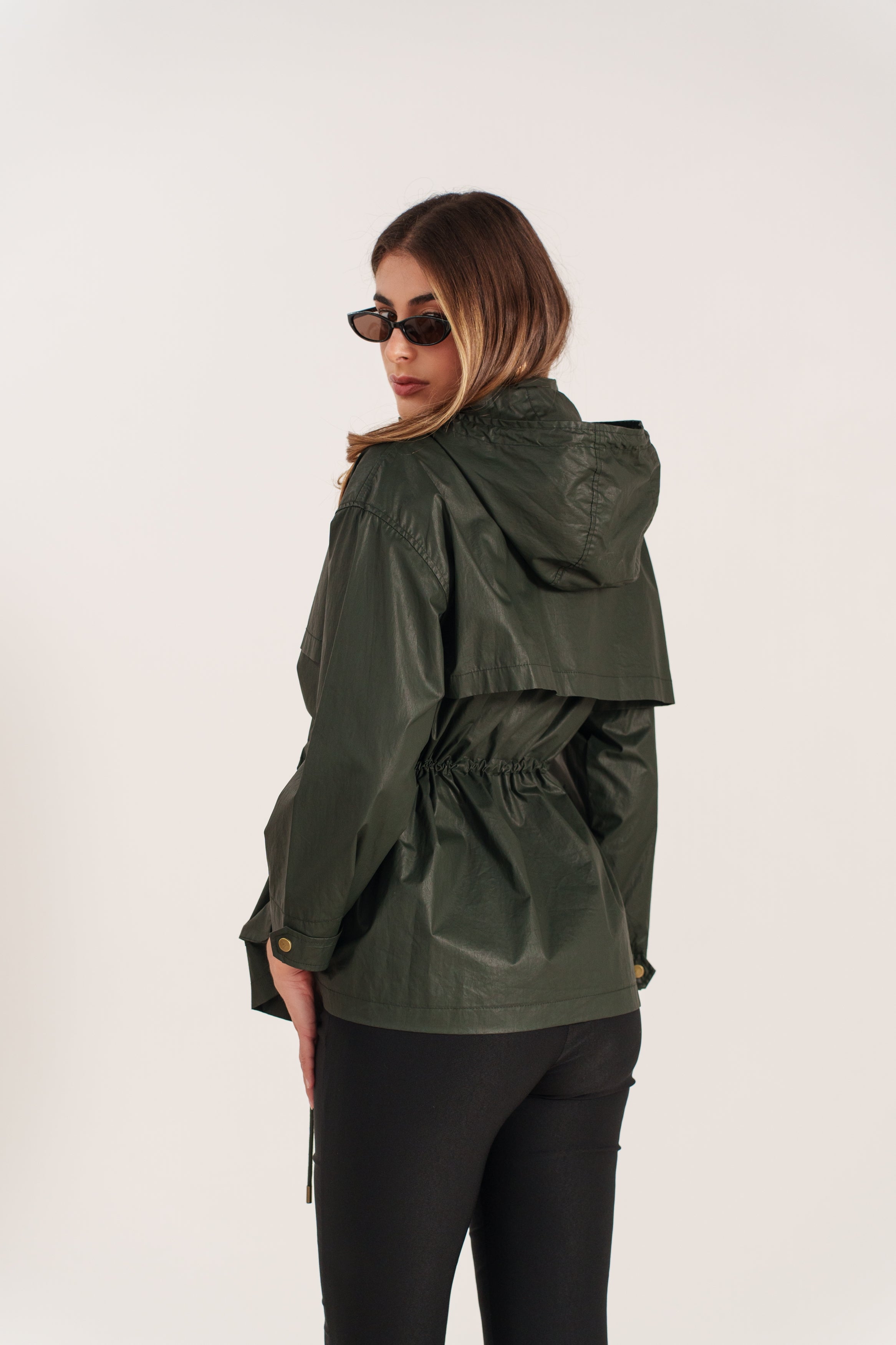 PALOMA veste mi-longue imperméable col montant ajustable kaki femme - Escandelle Paris (dos)
#couleur_kaki