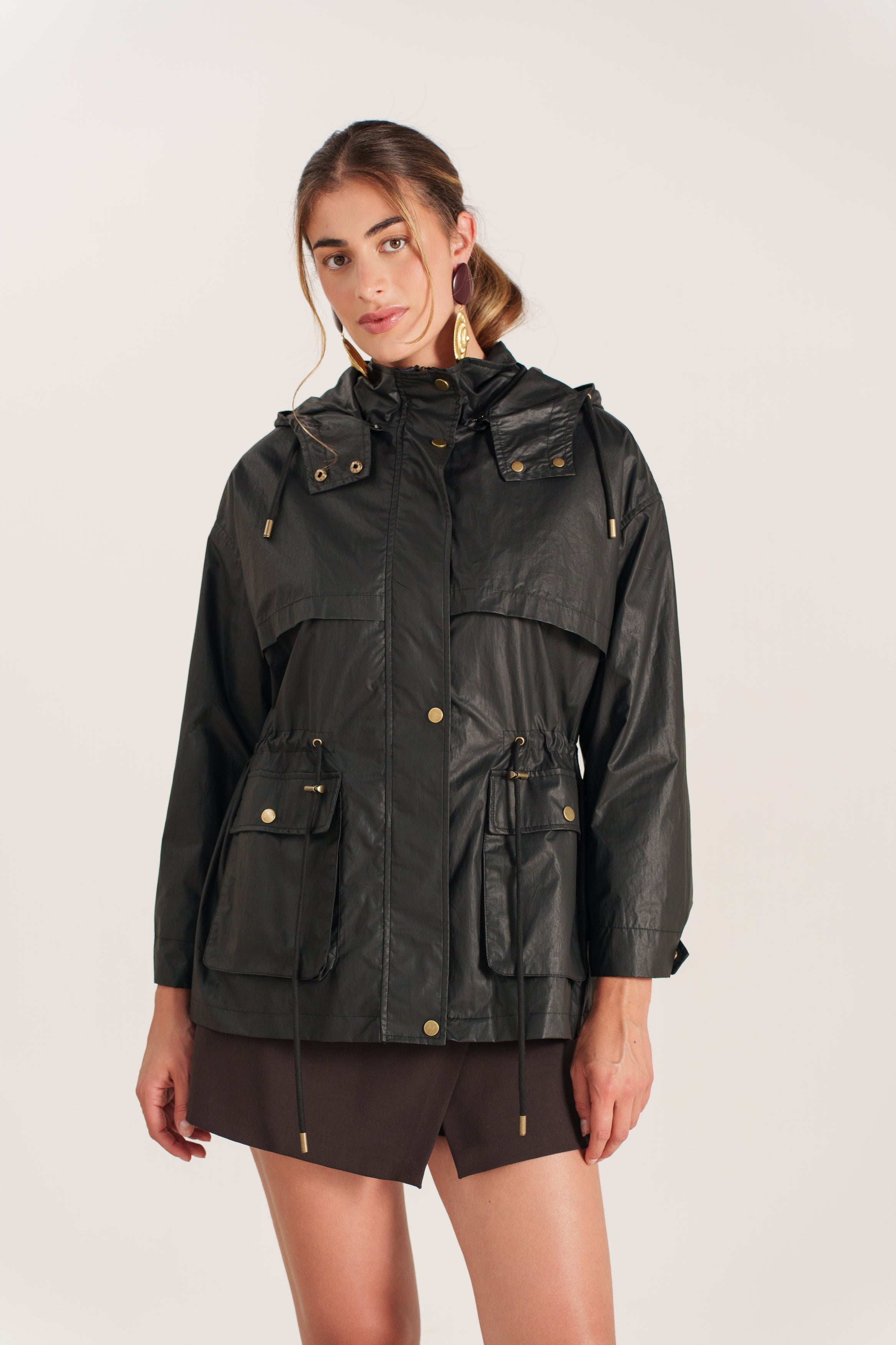 PALOMA veste mi-longue imperméable col montant ajustable noir femme - Escandelle Paris (silhouette entière)
#couleur_noir