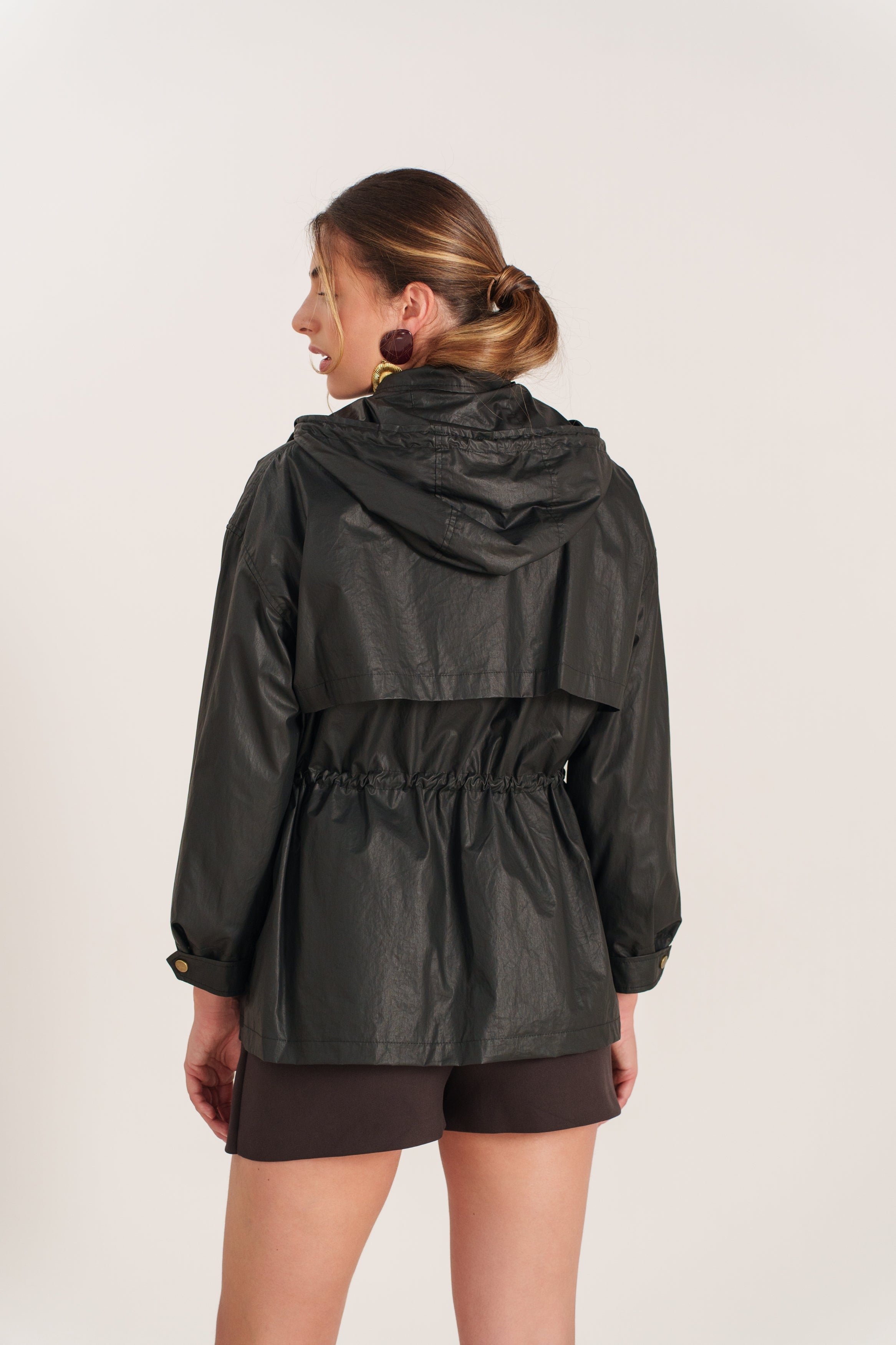 PALOMA veste mi-longue imperméable col montant ajustable noir femme - Escandelle Paris (dos)
#couleur_noir