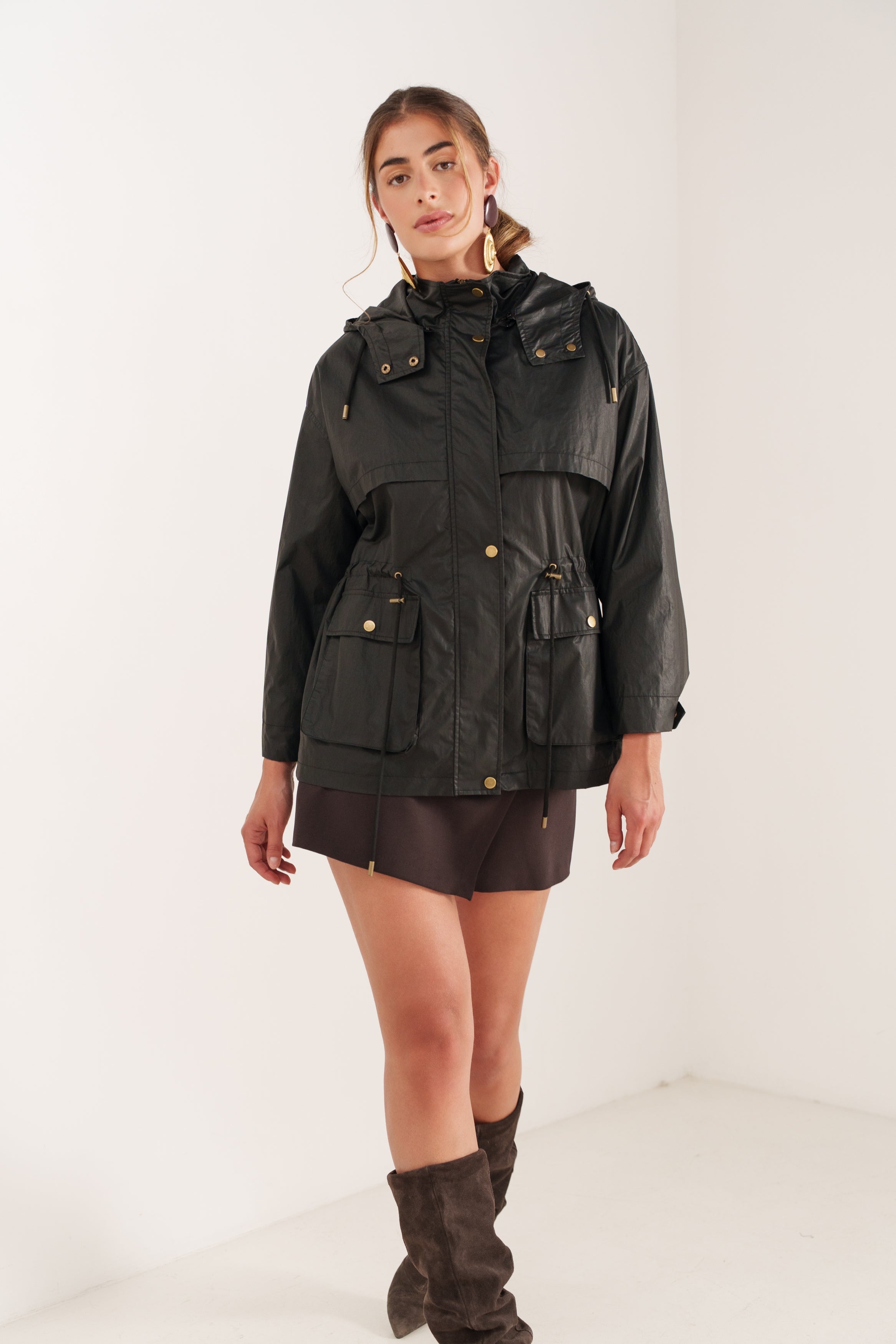 PALOMA veste mi-longue imperméable col montant ajustable noir femme - Escandelle Paris (portrait)
#couleur_noir