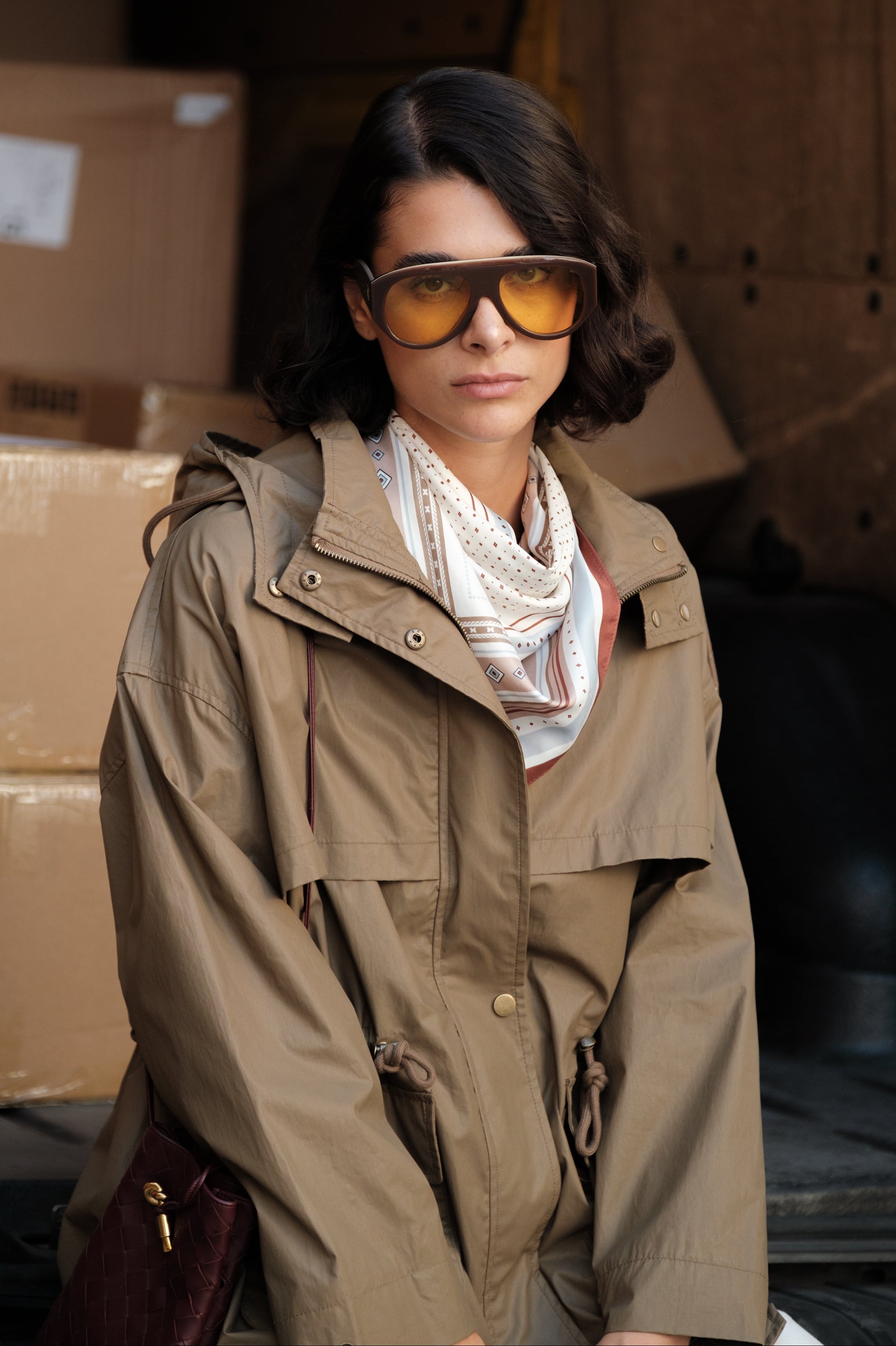 PALOMA veste mi-longue imperméable col montant ajustable beige femme - Escandelle Paris (gros plan détails matière)
#couleur_beige