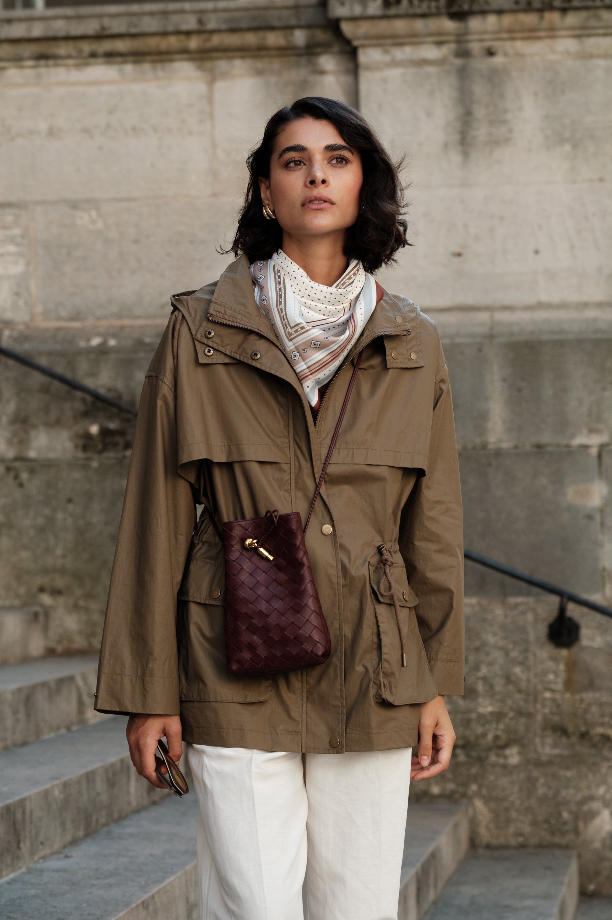 PALOMA veste mi-longue imperméable col montant ajustable beige femme - Escandelle Paris (silhouette entière)
#couleur_beige