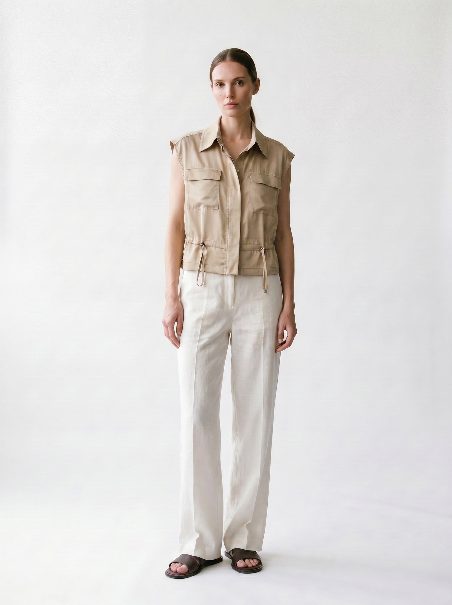 Veste sans manches - Col montant - Poches et élastique à la taille - EscandelleParis - Beige - Devant
#couleur_beige