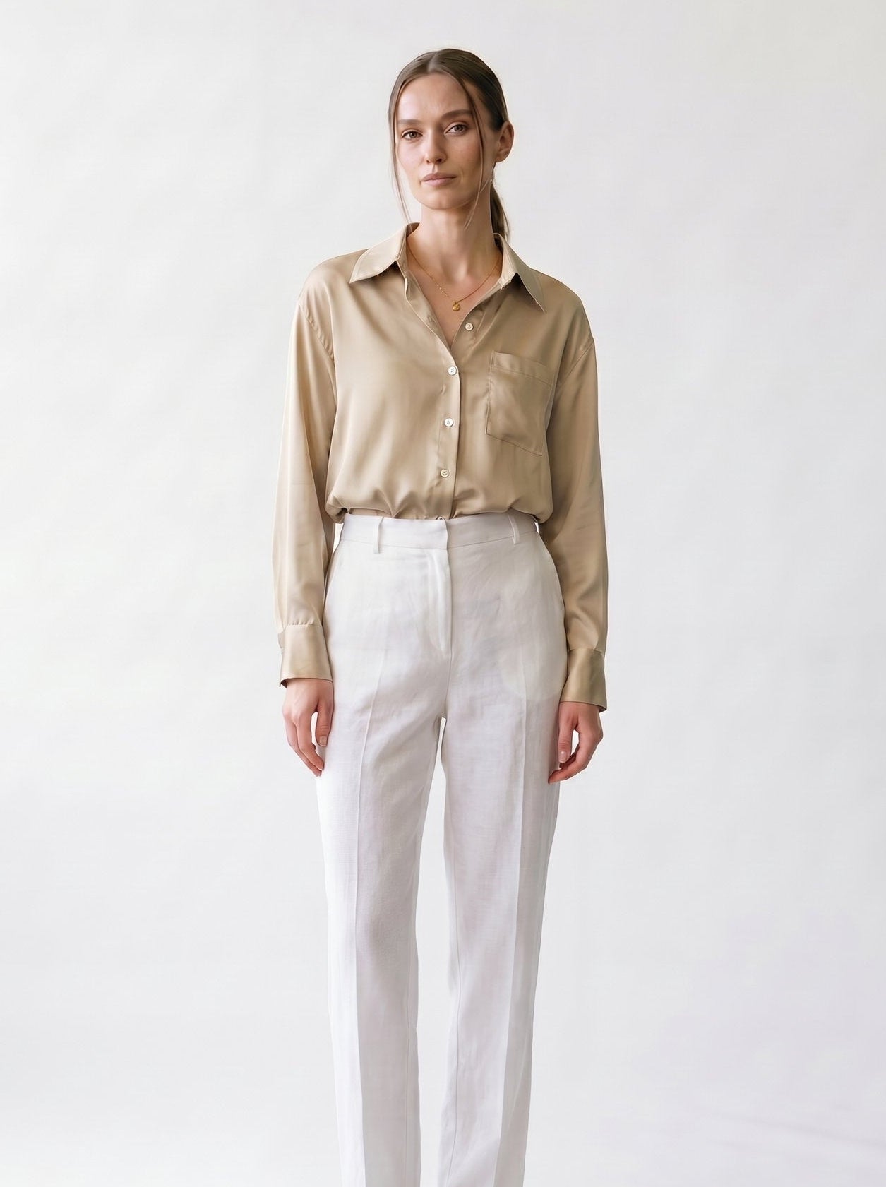 Chemise satin - boutonnière -manches ajustables - col français - EscandelleParis - beige - Devant
#couleur_beige