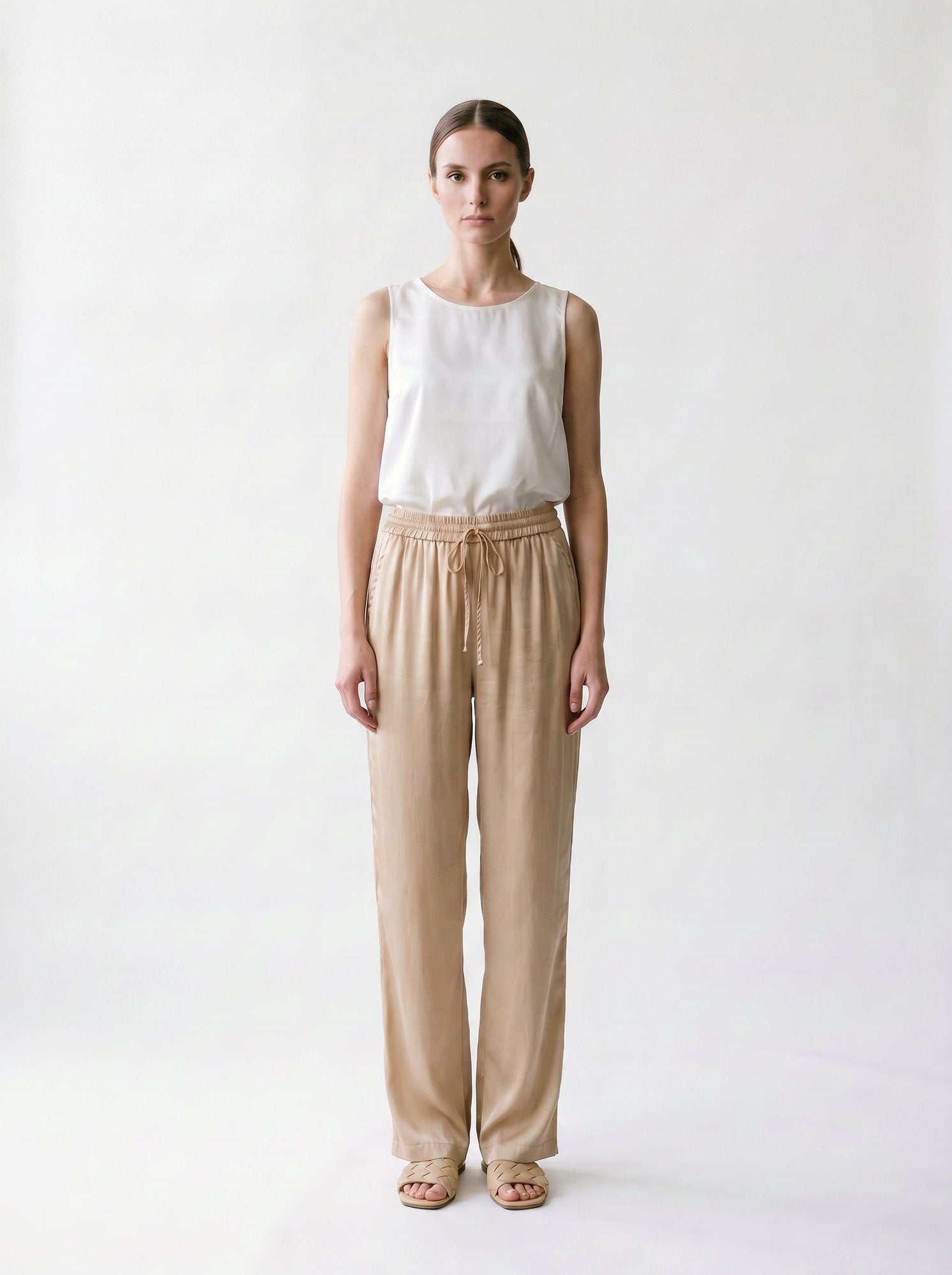 Pantalon satin - poches - élastique et lacet à la taille - EscandelleParis - Beige - Devant
#couleur_beige