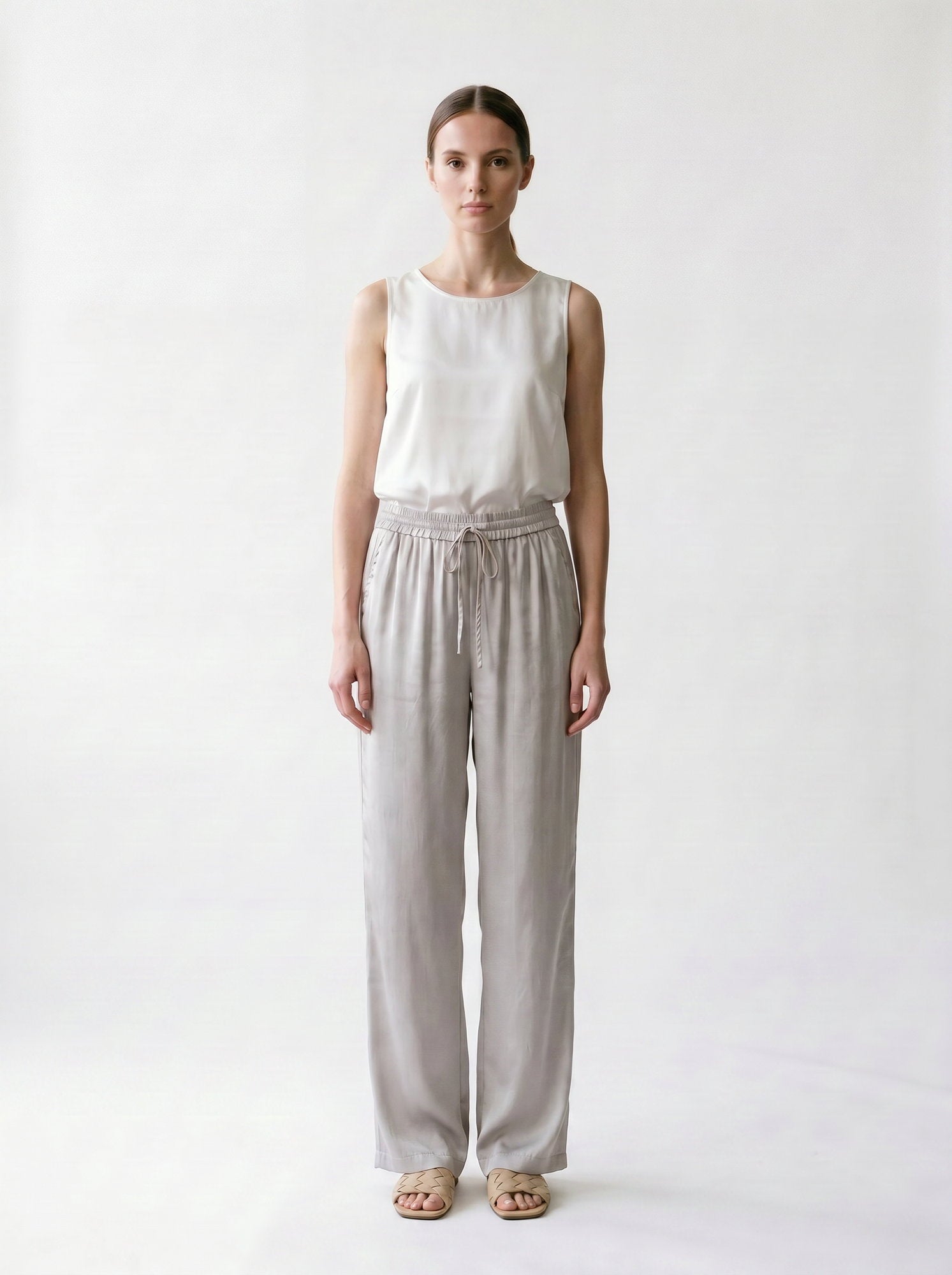 Pantalon satin - poches - élastique et lacet à la taille - EscandelleParis -GRIS- Devant
#couleur_gris