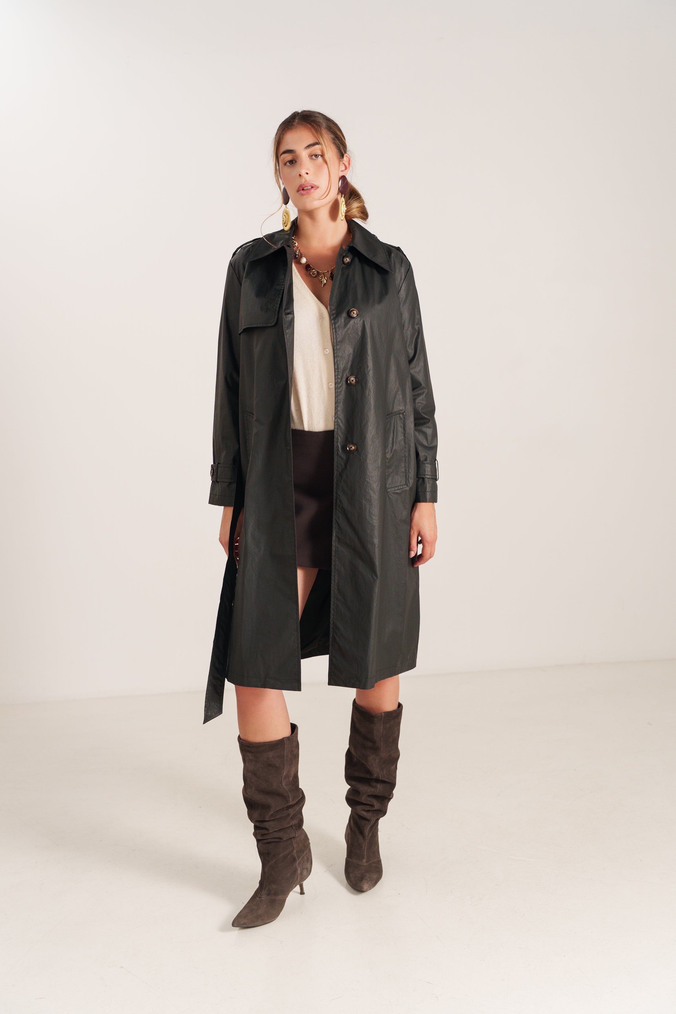 SYLVANA trench long similicuir ceinturé col chemise noir femme - Escandelle Paris (portrait)
#couleur_noir