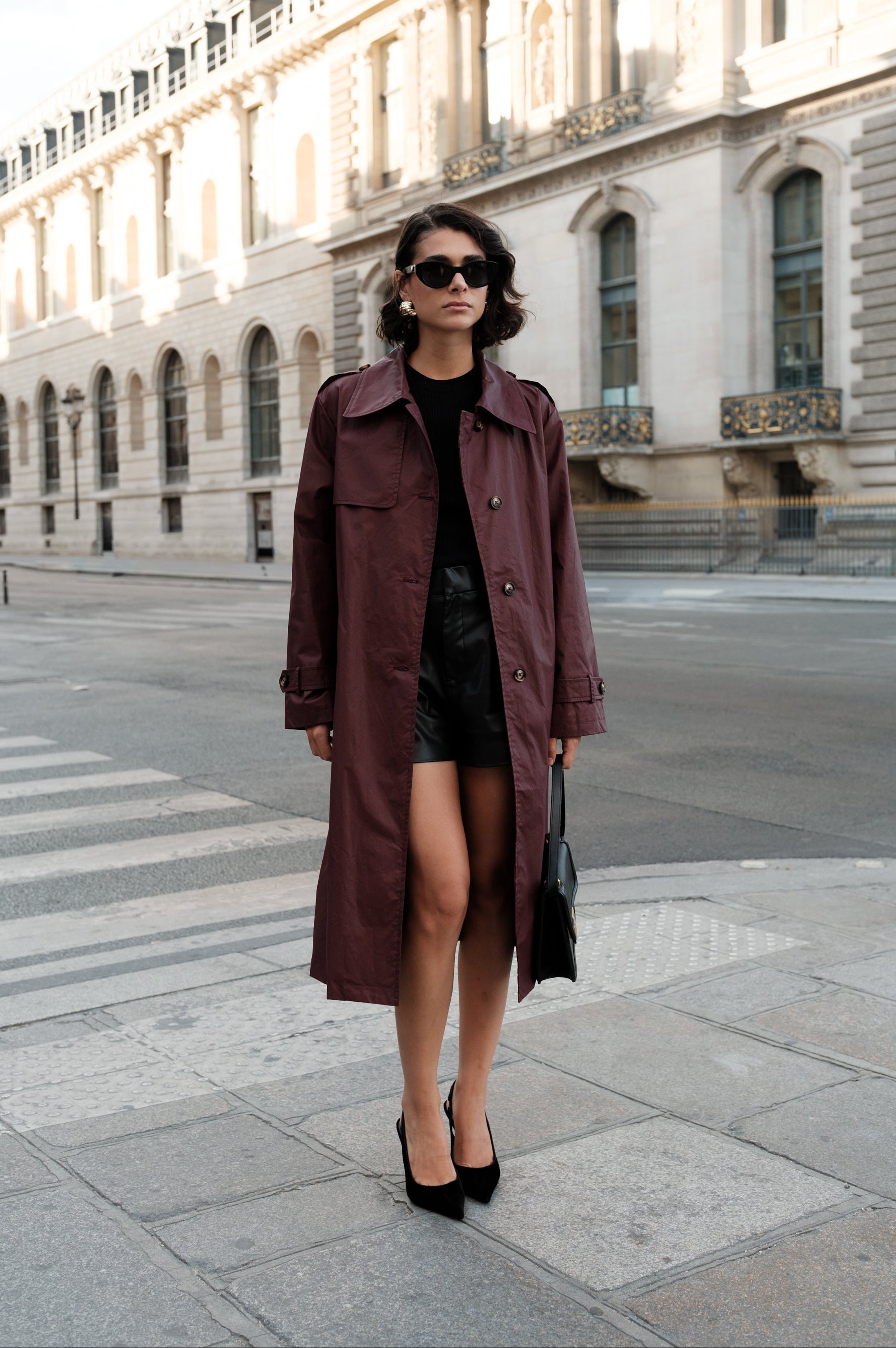 SYLVANA trench long similicuir ceinturé col chemise bordeaux femme - Escandelle Paris (portrait bouton ouvert)
#couleur_bordeaux